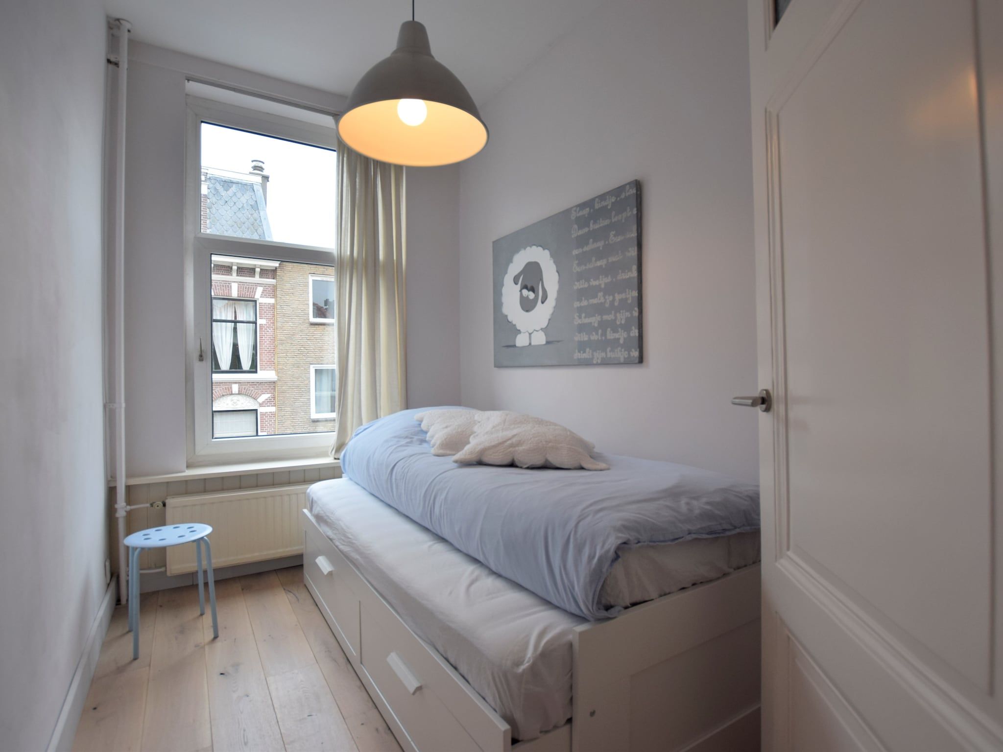 Een slaapkamer van Huize Columbus in Den Haag