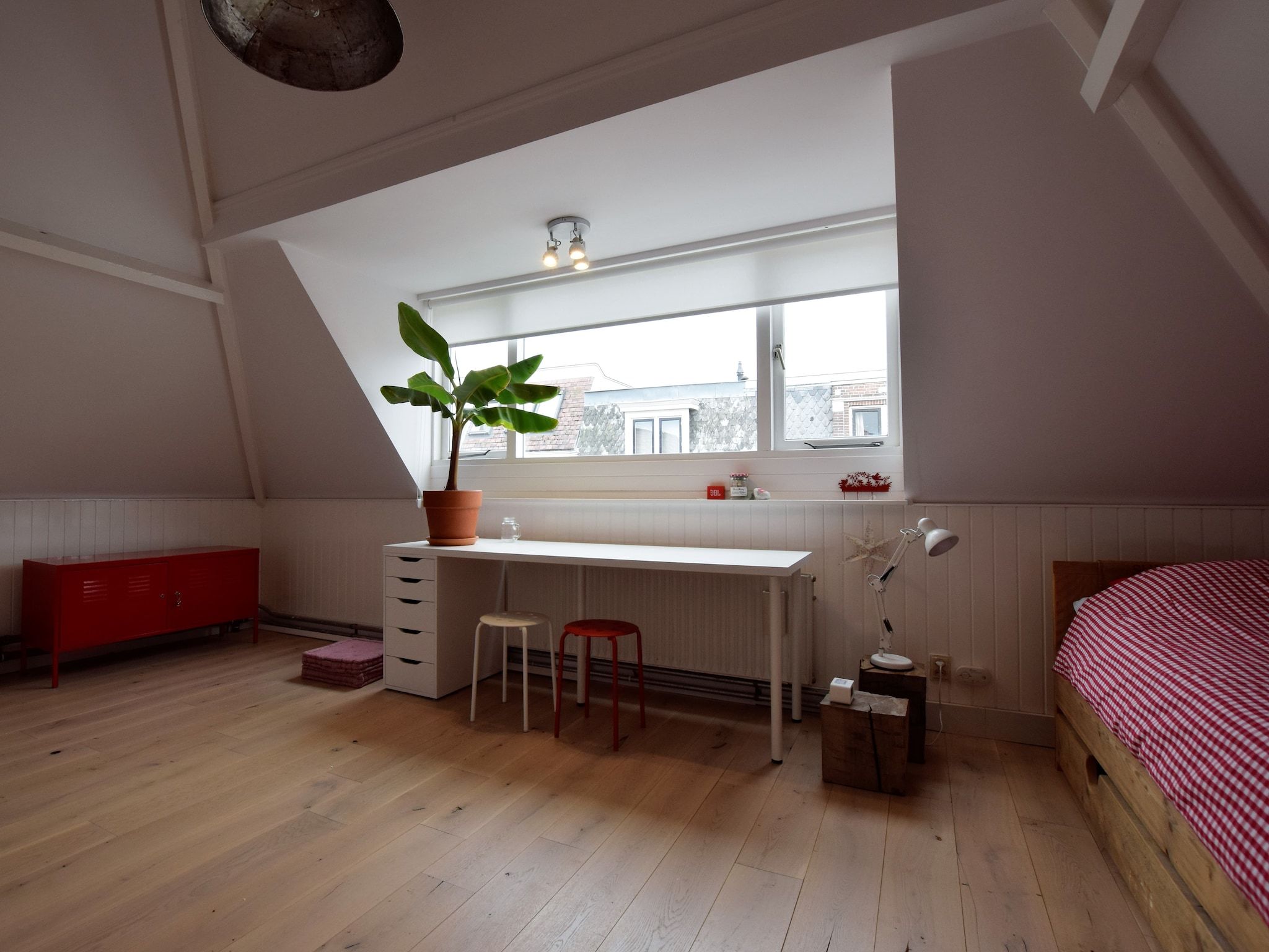 Een slaapkamer van Huize Columbus in Den Haag