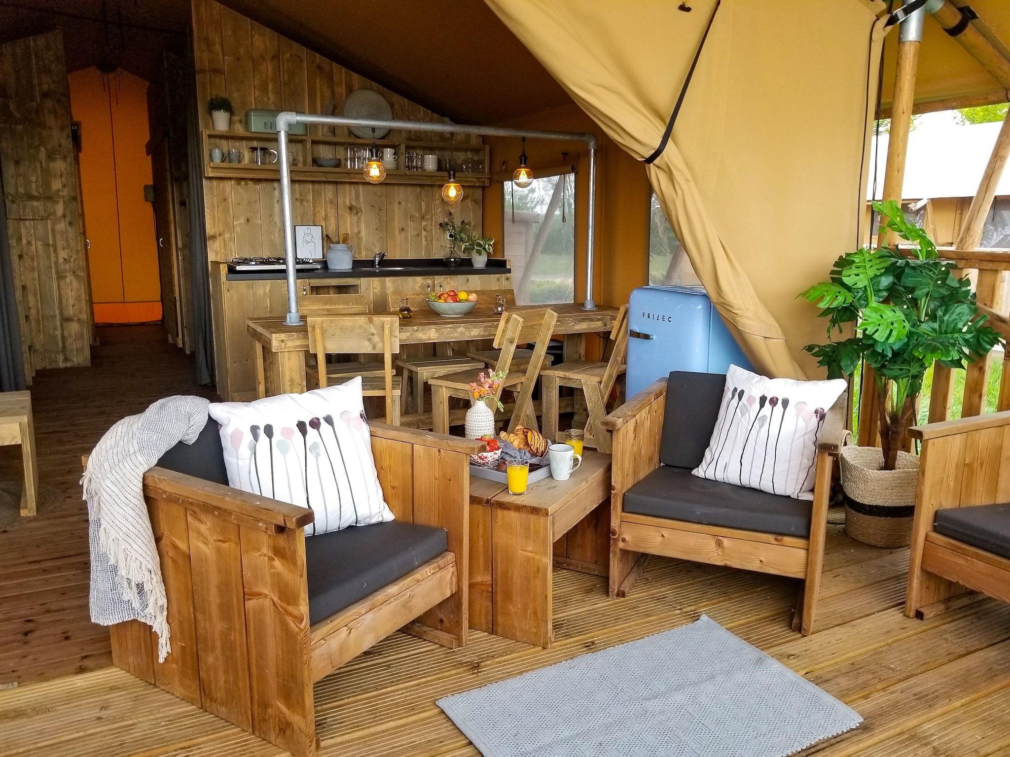 De woonkamer van Vakantiepark Eigen Wijze 7 in Bant