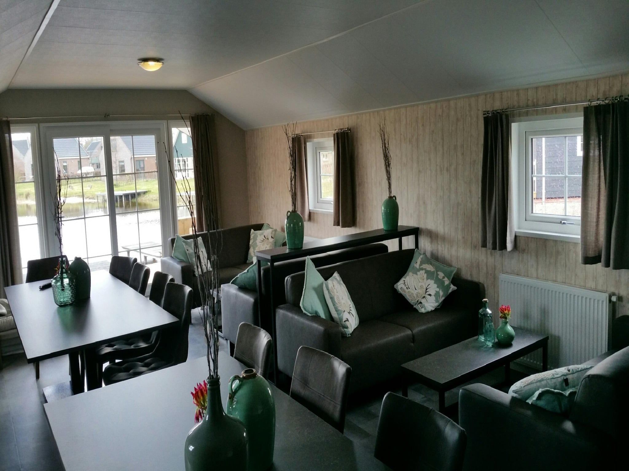 De eetkamer van Vakantiepark Eigen Wijze 8 in Bant