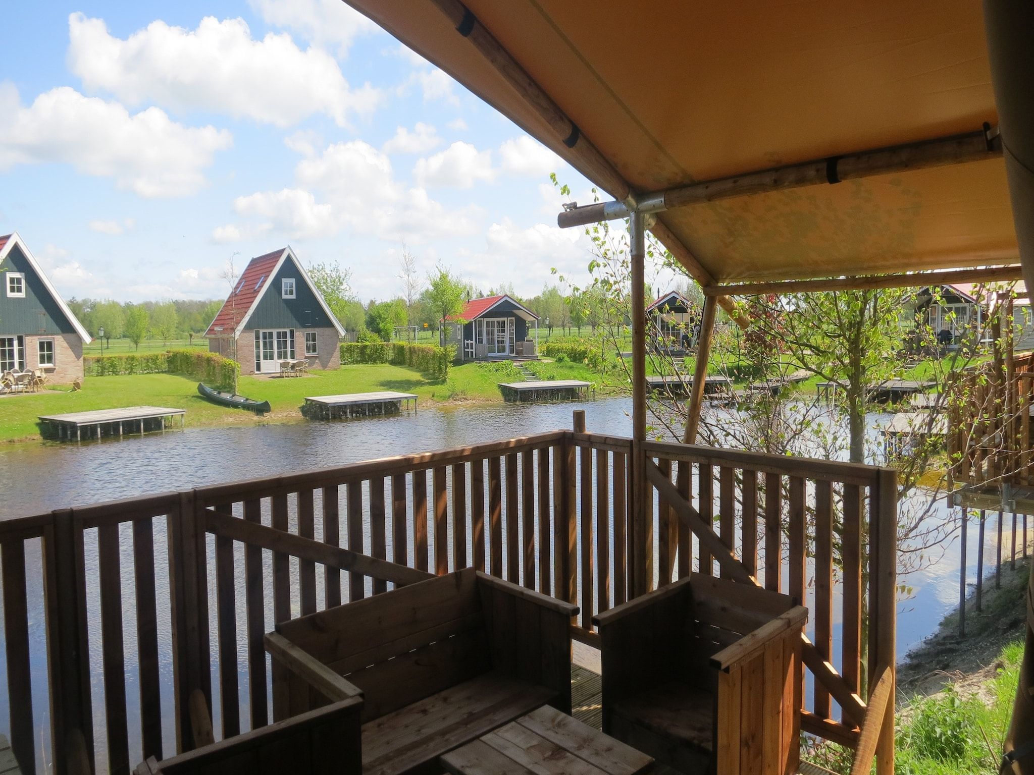 Het terras van Vakantiepark Eigen Wijze 9 in Bant