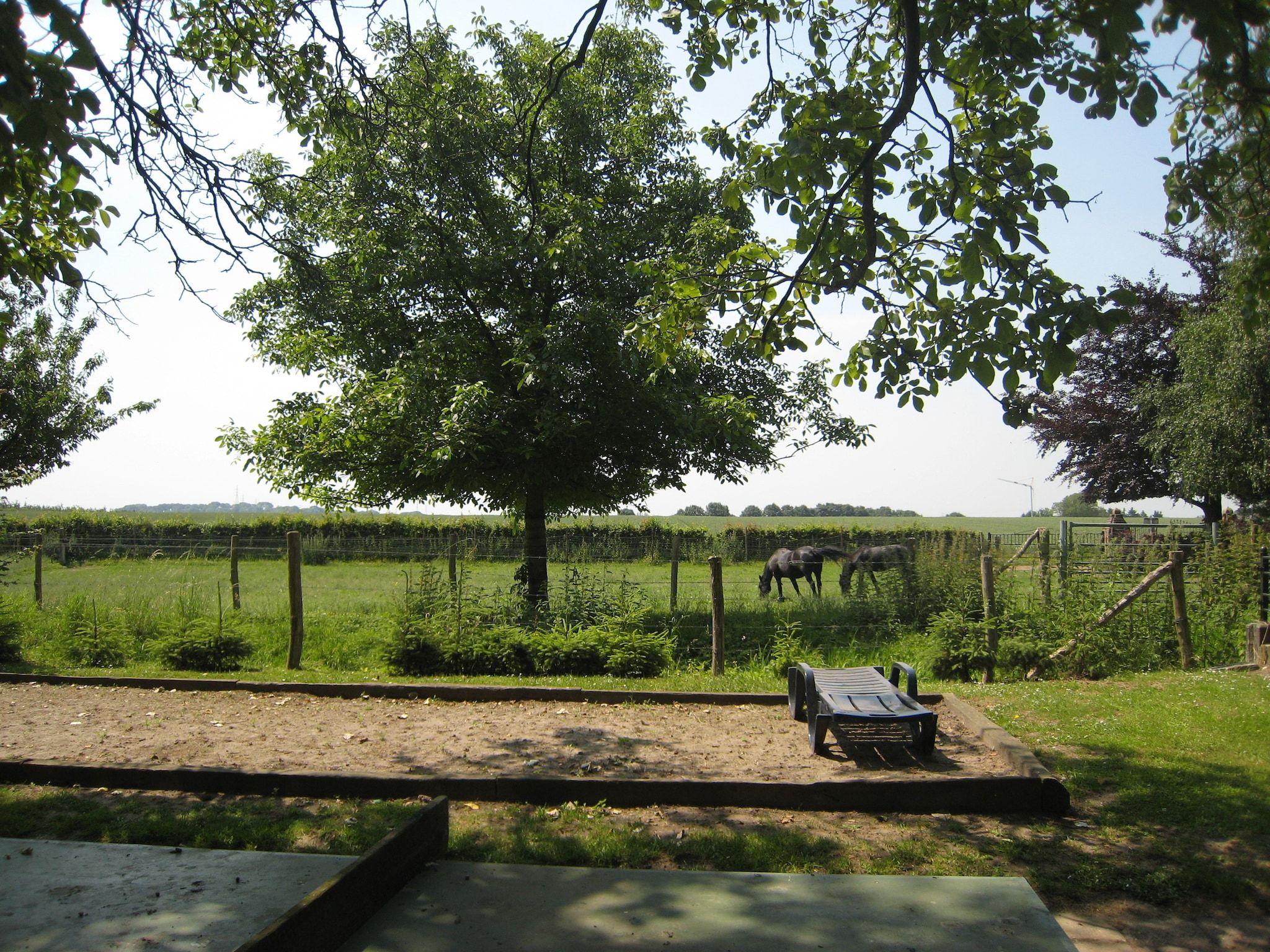 De tuin van Meschermolen 1 in Mesch-Eijsden
