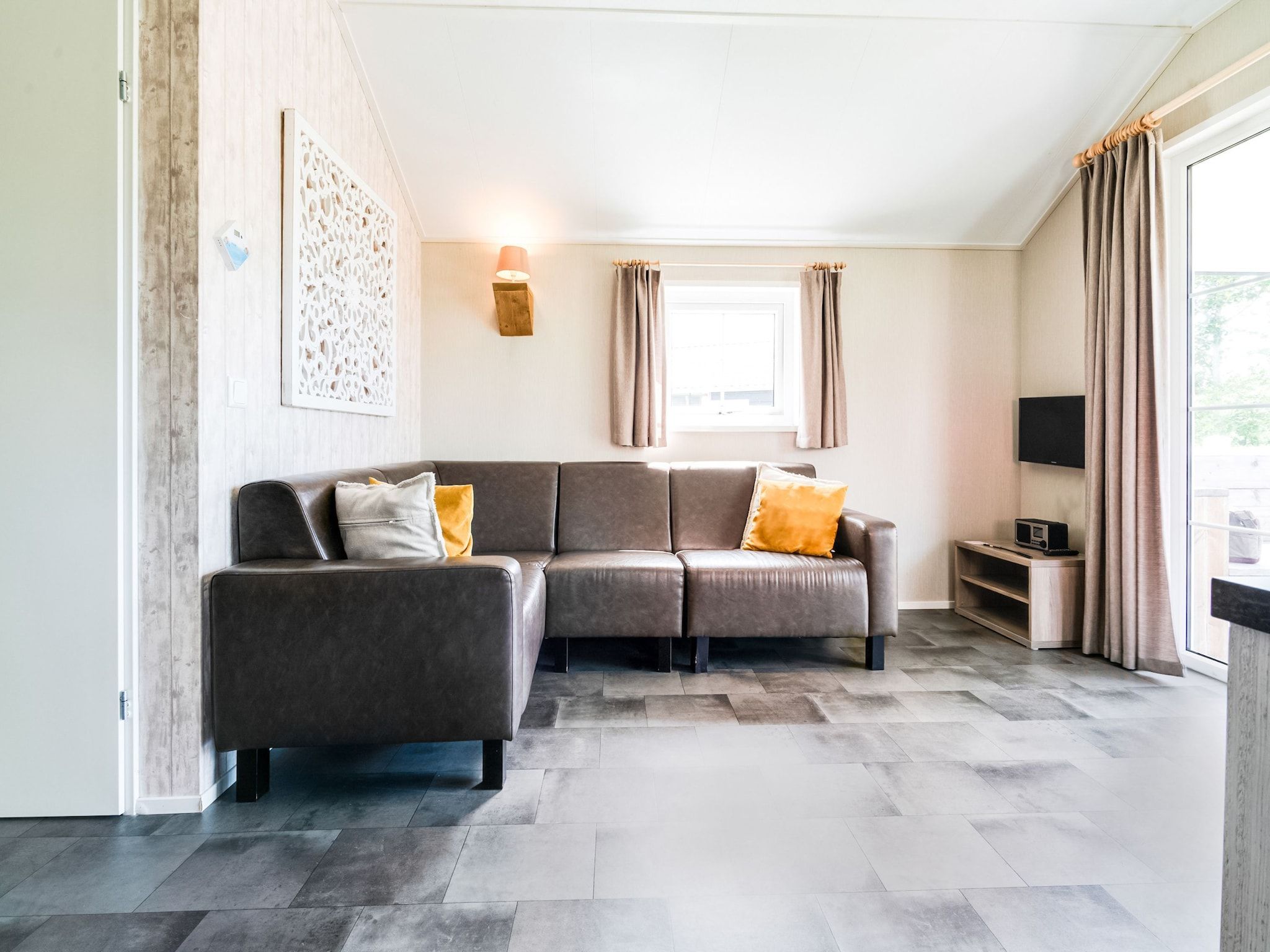 De woonkamer van Vakantiepark Eigen Wijze 6 in Bant