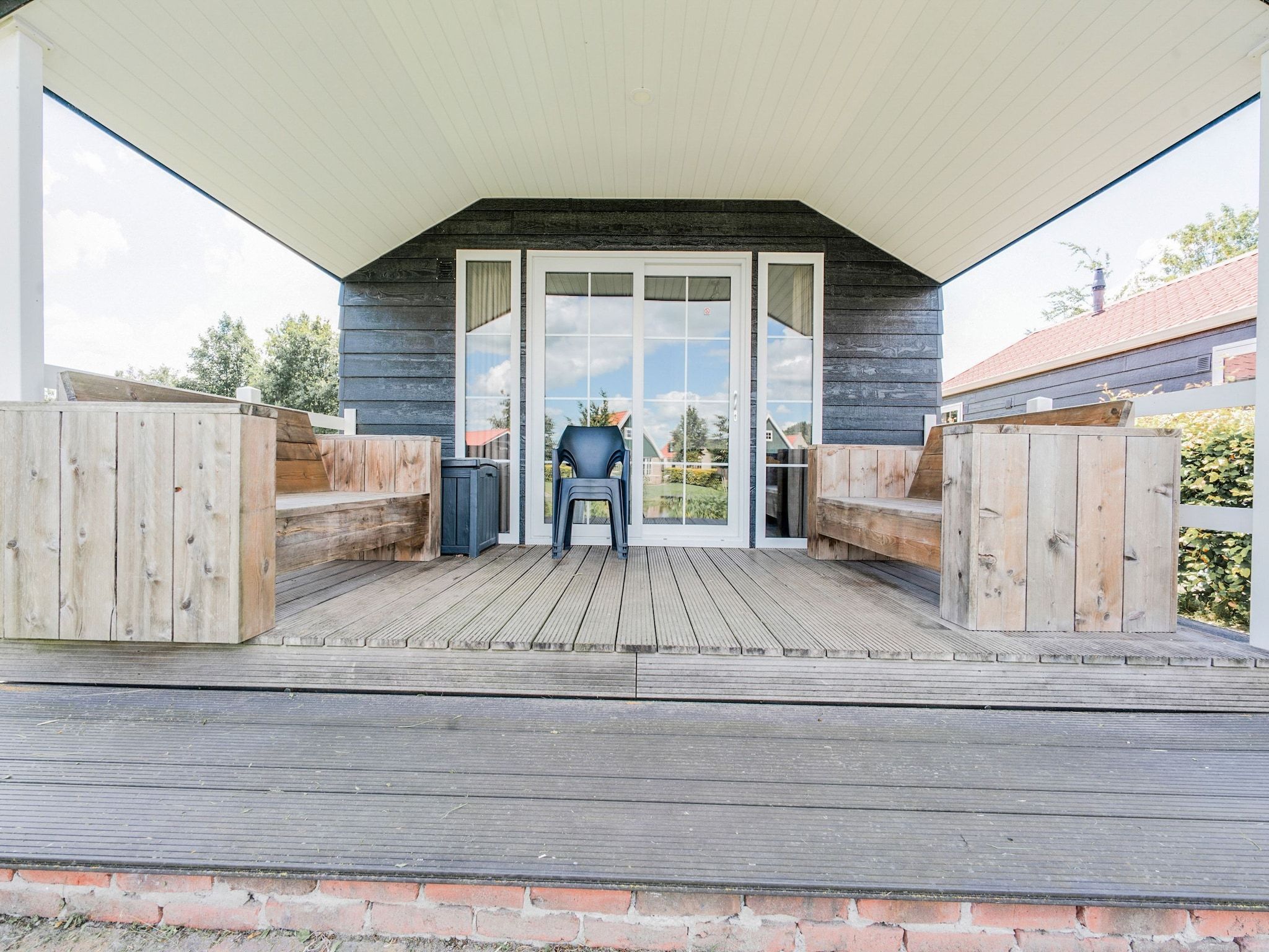 Het terras van Vakantiepark Eigen Wijze 6 in Bant