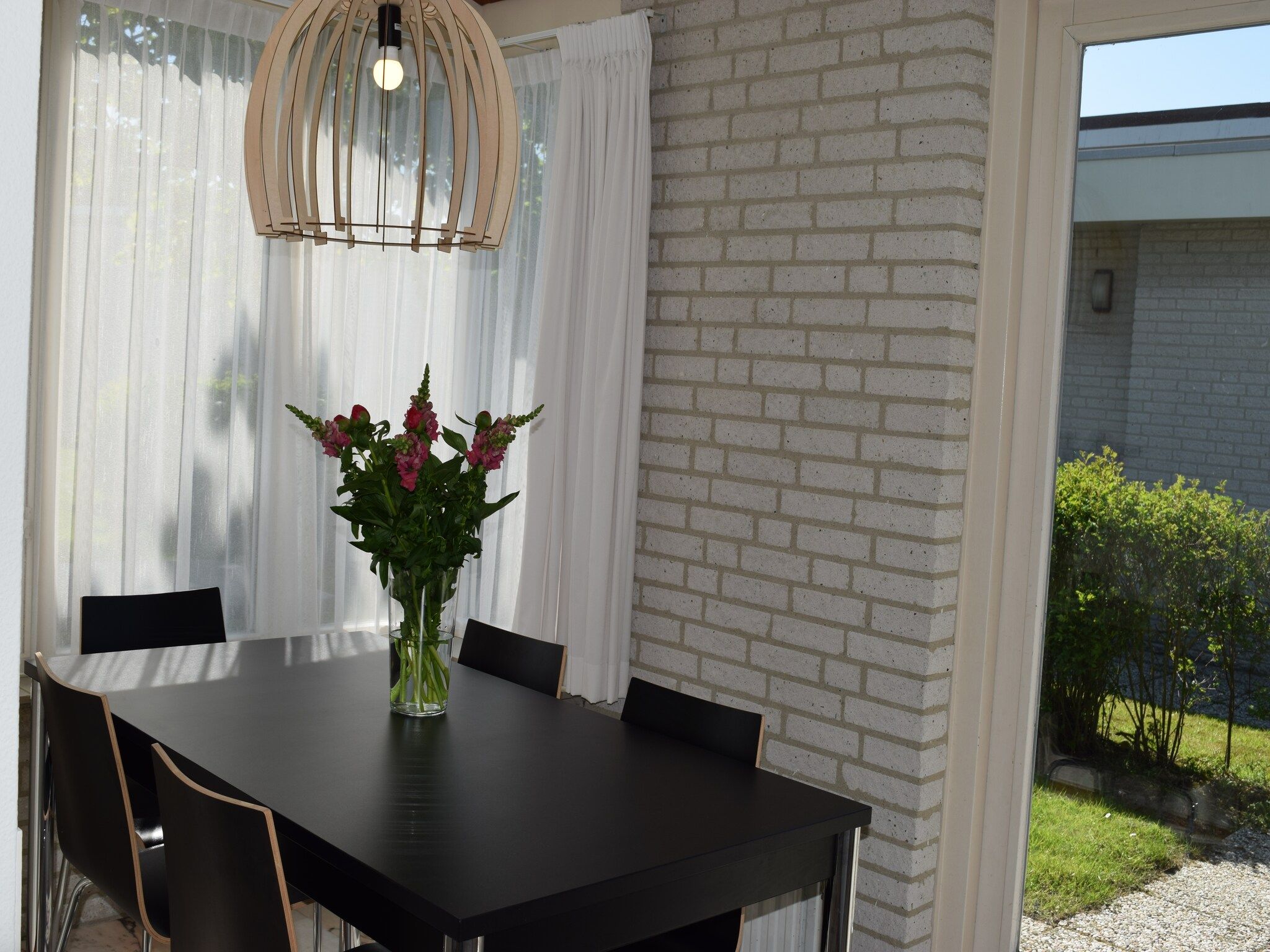 De eetkamer van Sophiaboulevard 15 in Kamperland