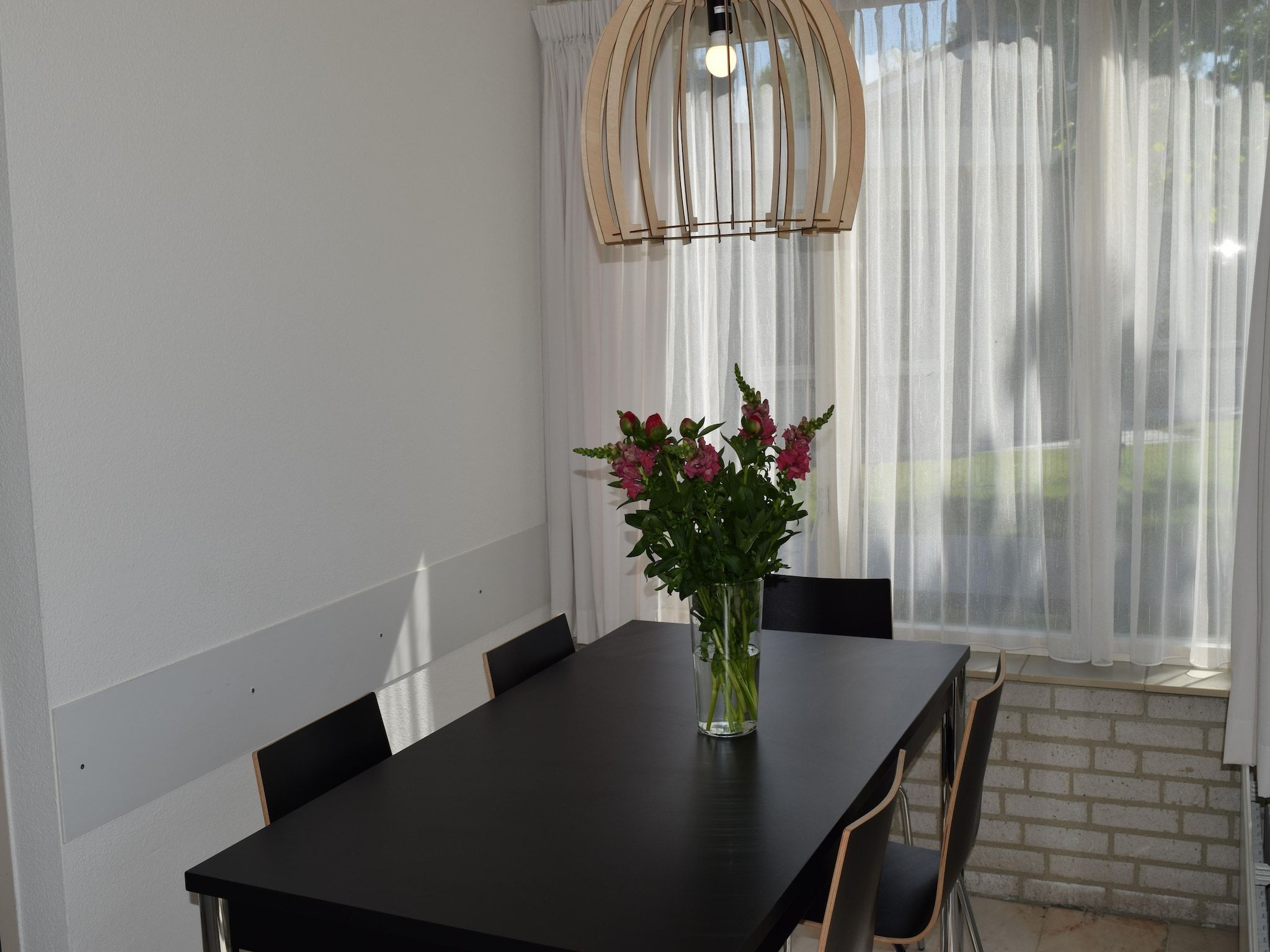 De eetkamer van Sophiaboulevard 15 in Kamperland