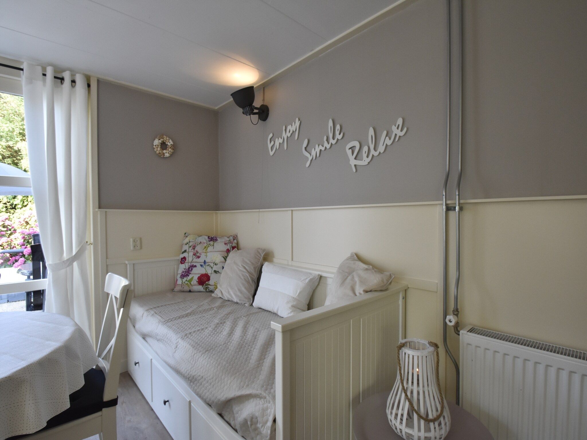 De woonkamer van Storm Bries in Callantsoog