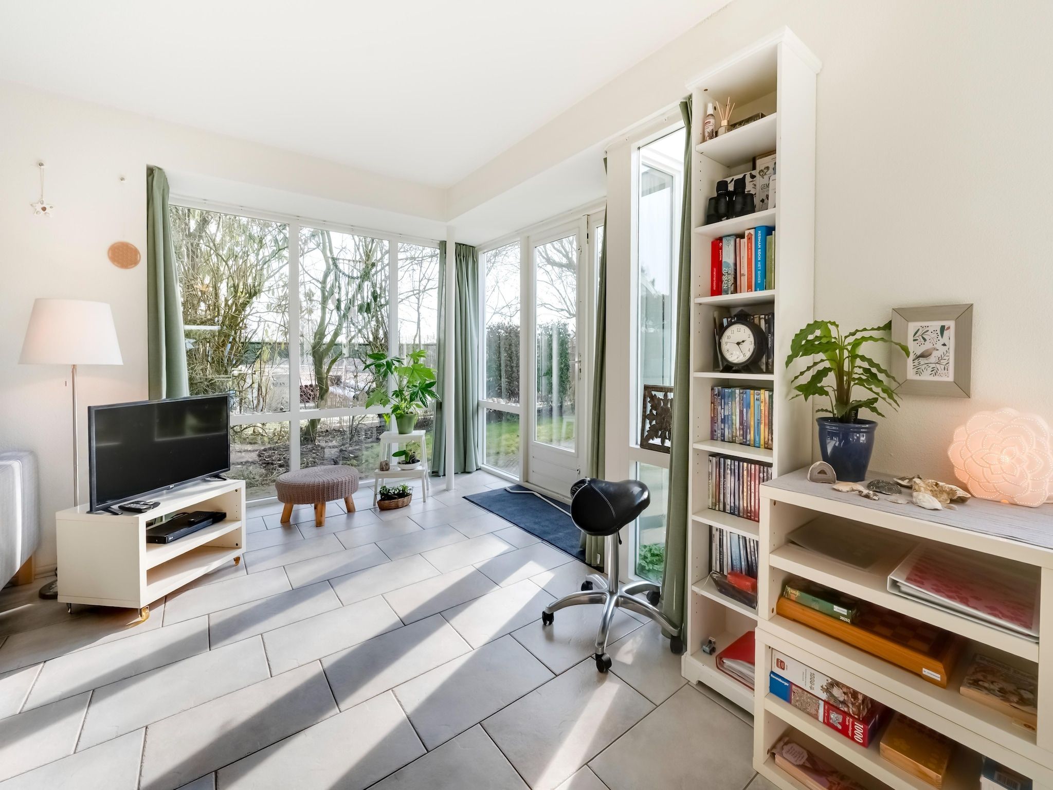 De woonkamer van De Zilvermeeuw in Noordwijk