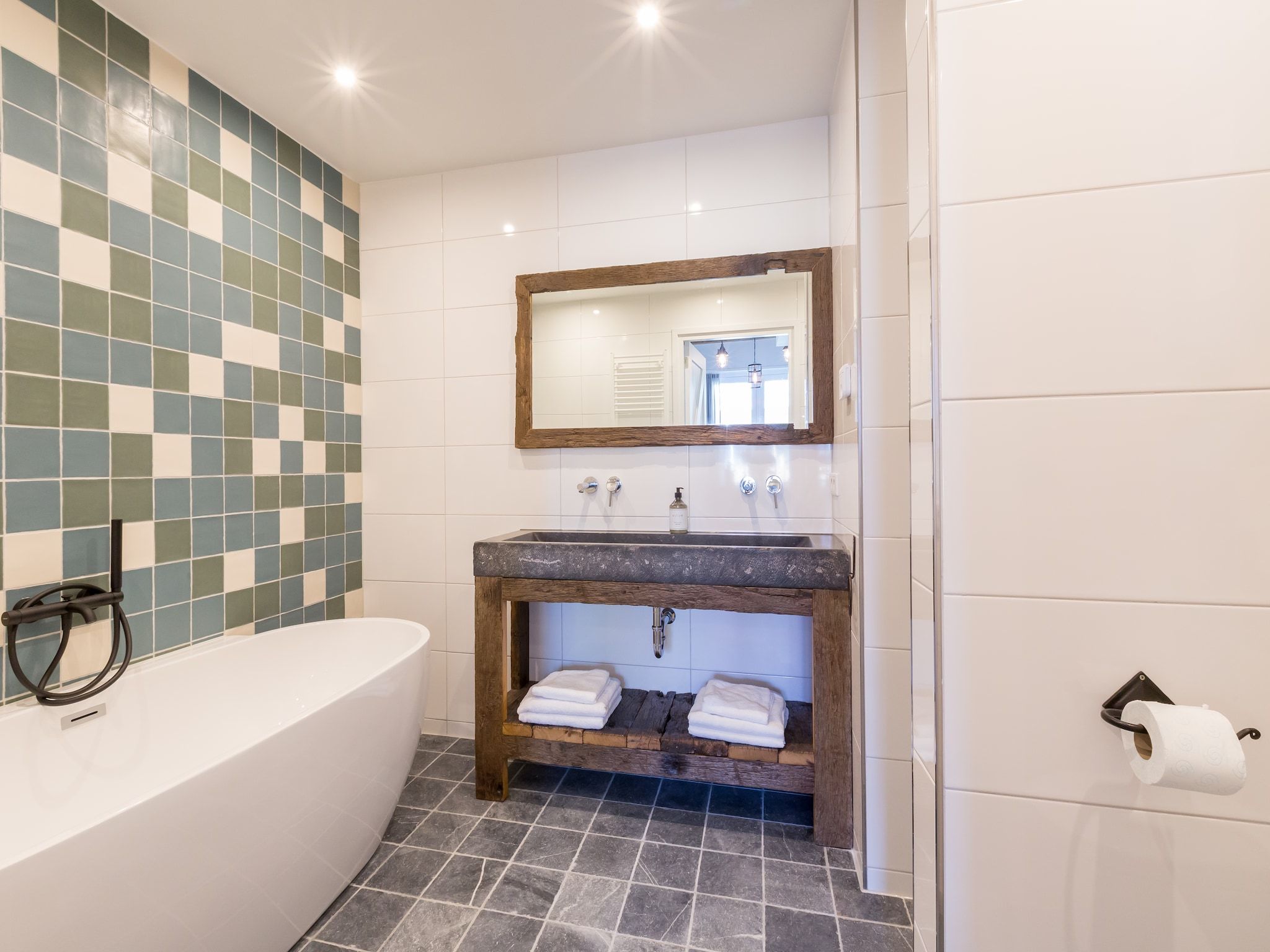 De badkamer van Lepelstraat 18A  Vrouwenpolder "'t Blauwtje" in Vrouwenpolder