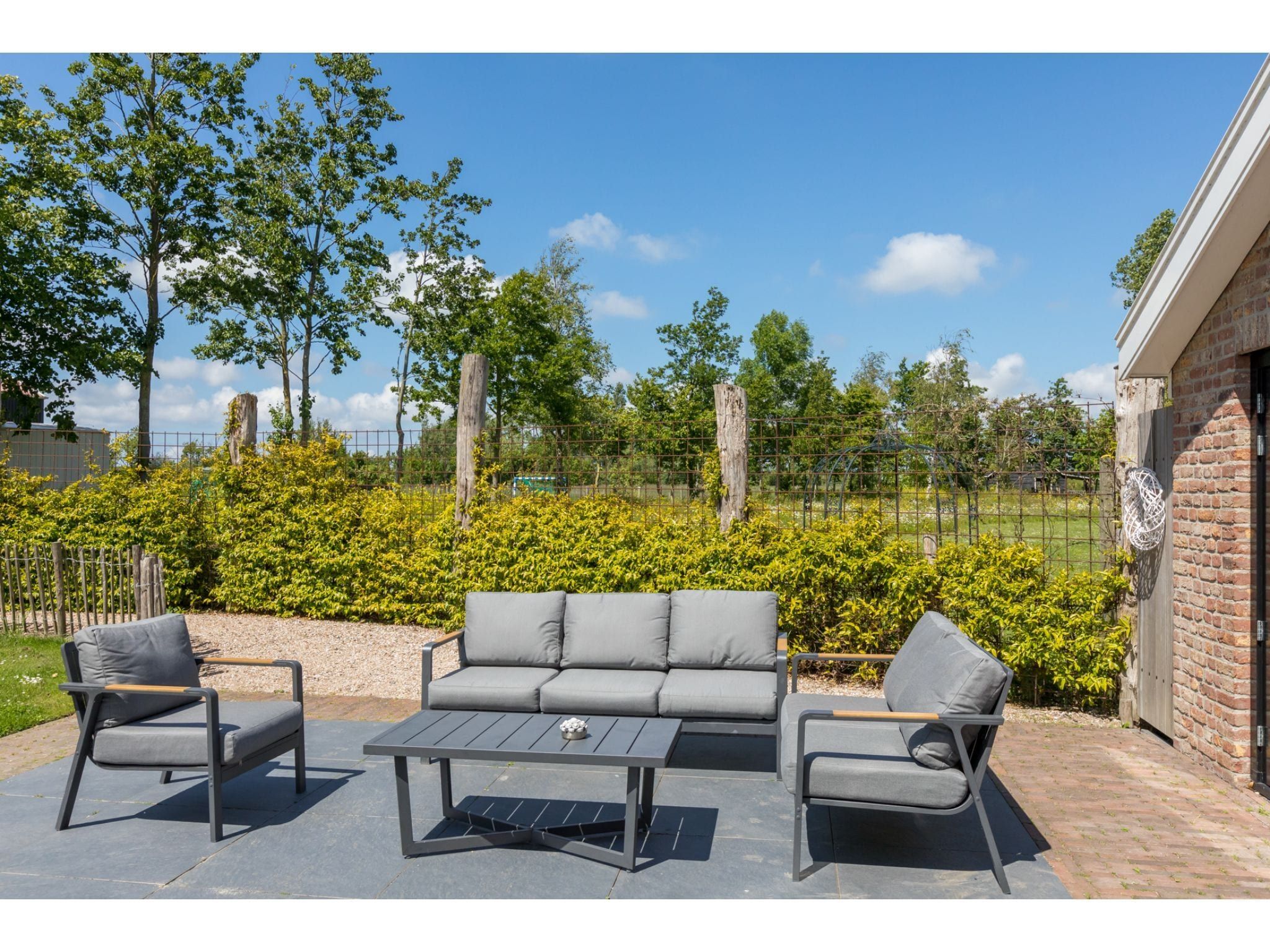Het terras van Lepelstraat 18A  Vrouwenpolder "'t Blauwtje" in Vrouwenpolder