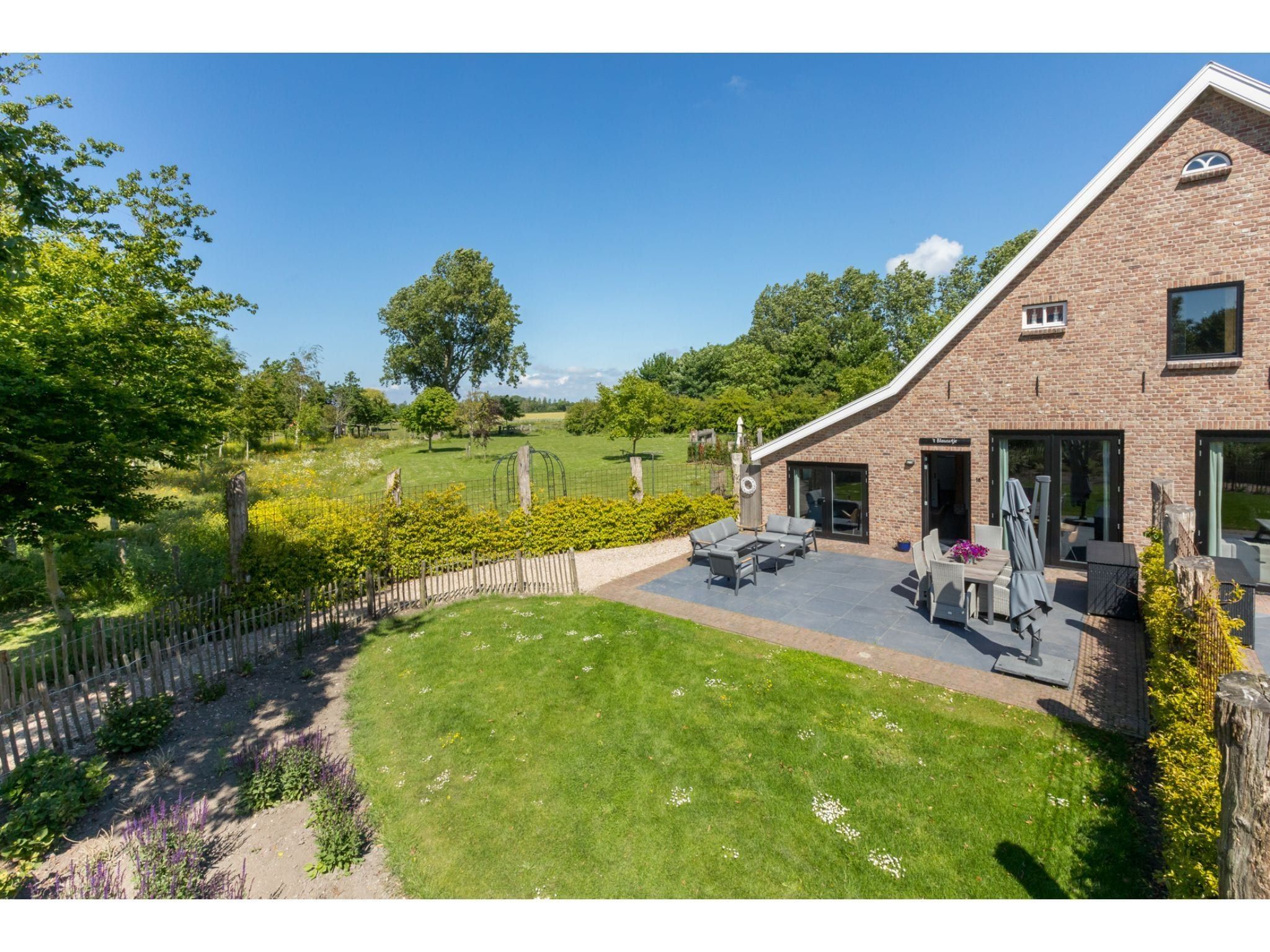 De tuin van Lepelstraat 18A  Vrouwenpolder "'t Blauwtje" in Vrouwenpolder
