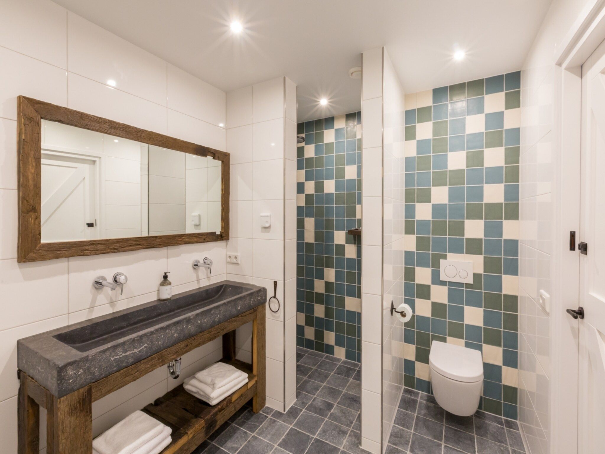 De badkamer van Lepelstraat 18B  Vrouwenpolder "'t Zwartje" in Vrouwenpolder