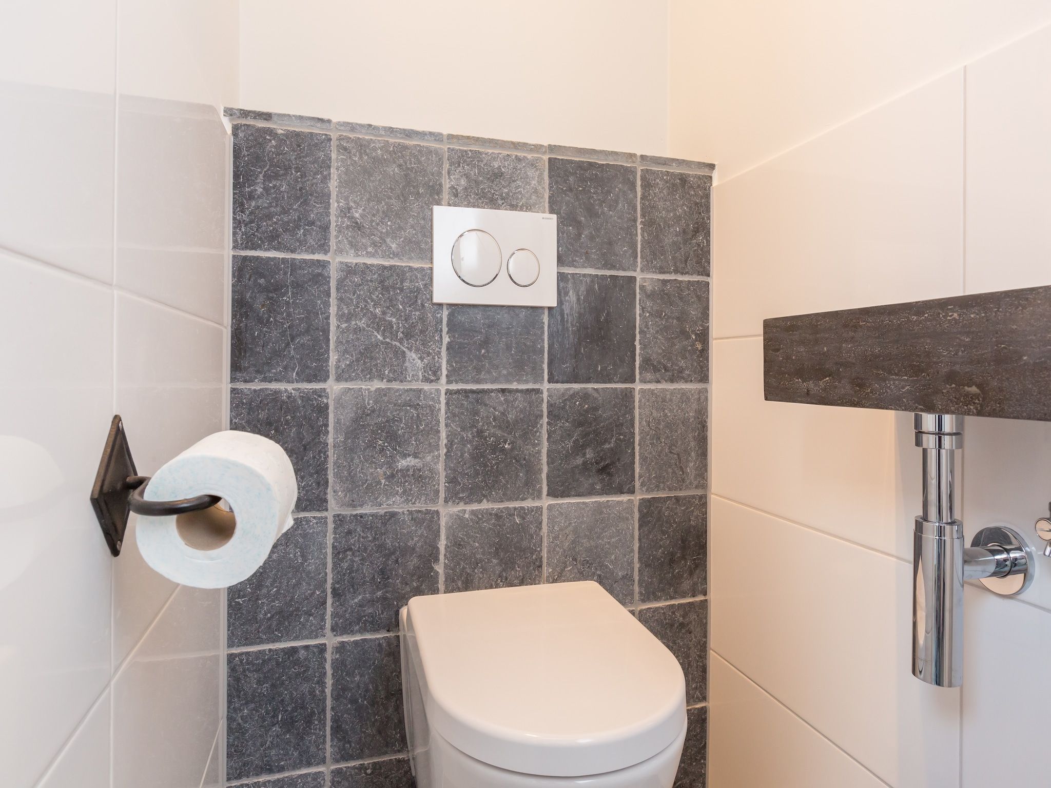 De badkamer van Lepelstraat 18B  Vrouwenpolder "'t Zwartje" in Vrouwenpolder