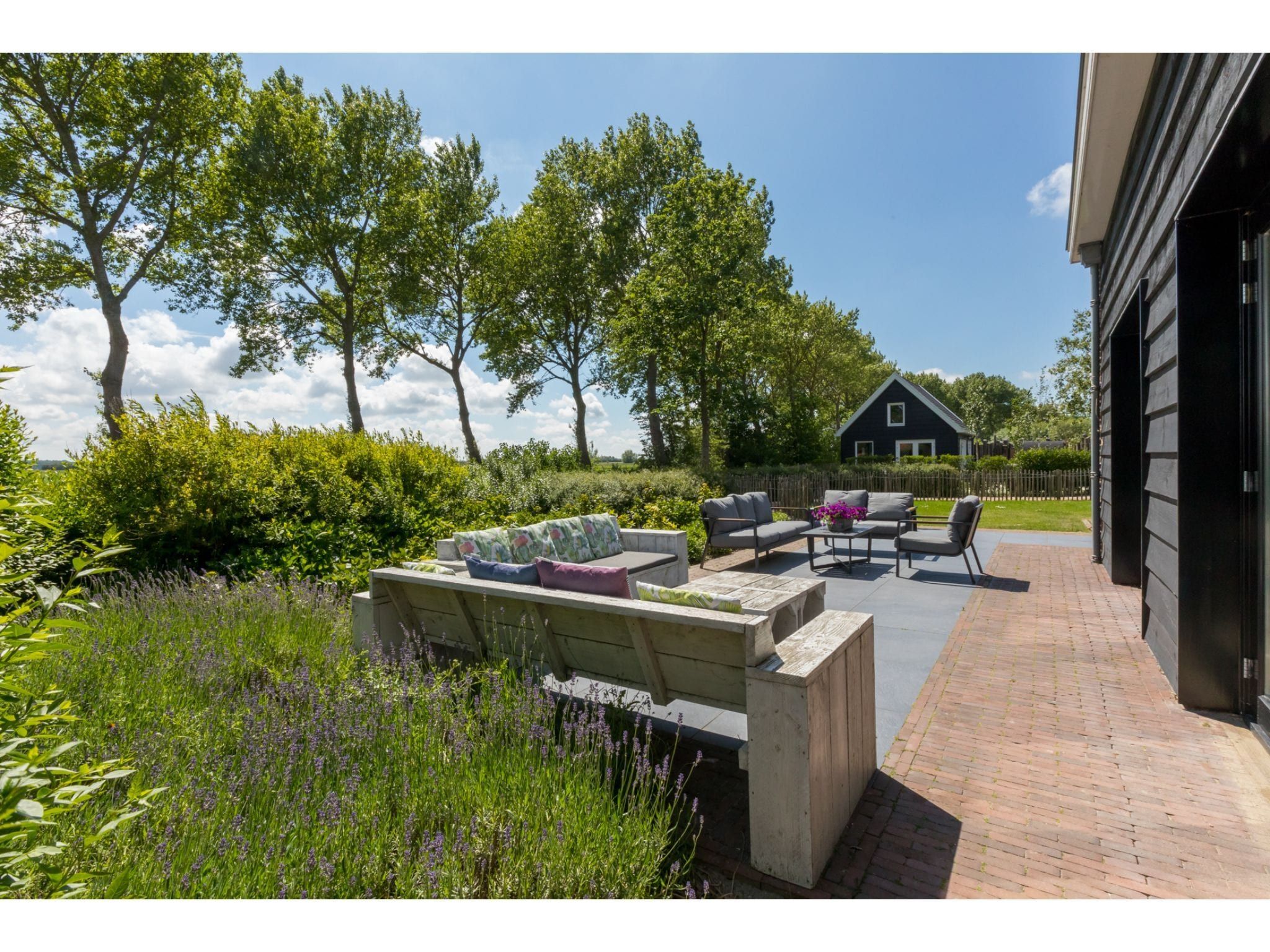 Het terras van Lepelstraat 18B  Vrouwenpolder "'t Zwartje" in Vrouwenpolder