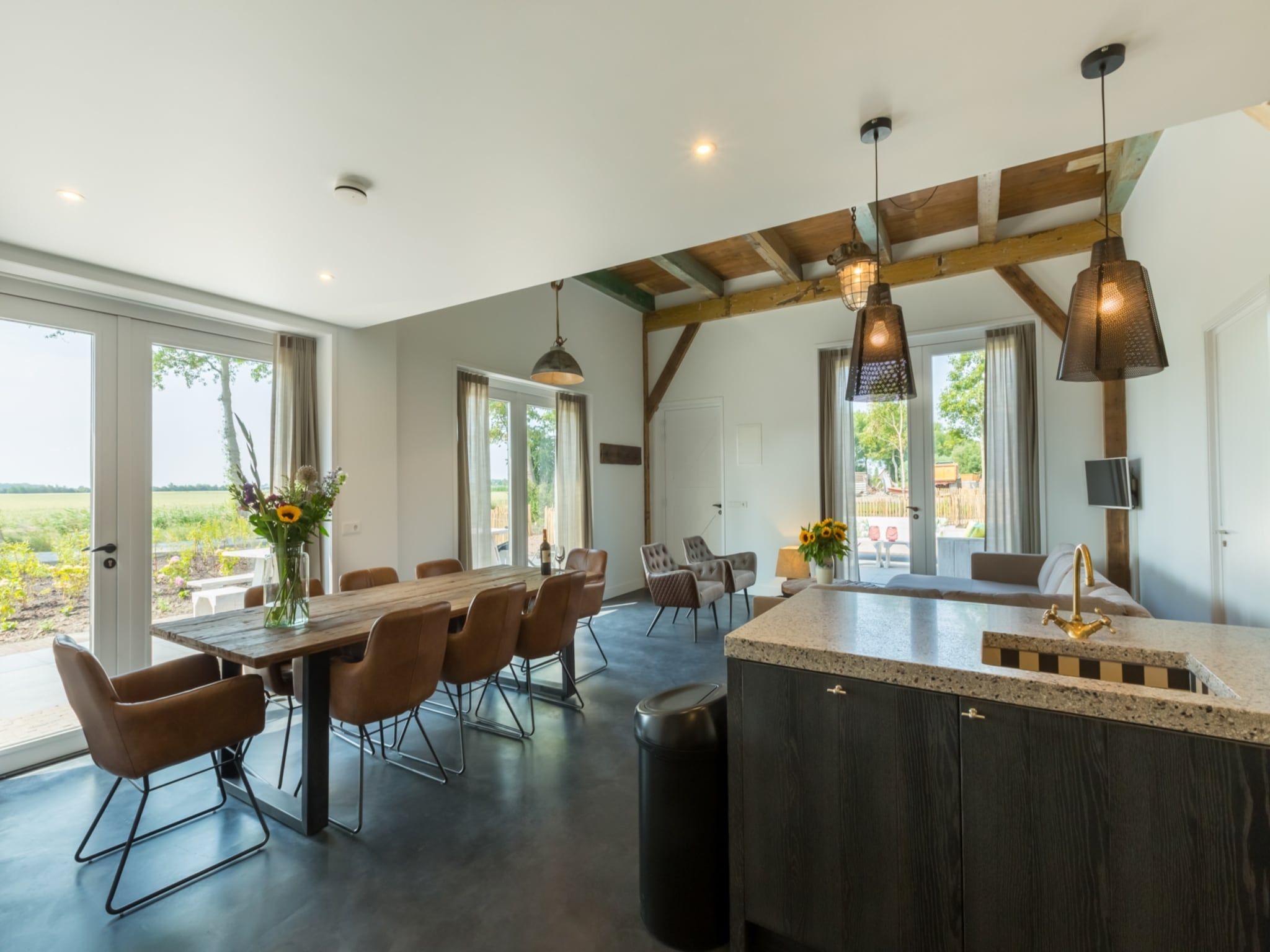 De eetkamer van Familiehuis - Lepelstraat 18AB  Vrouwenpolder in Vrouwenpolder