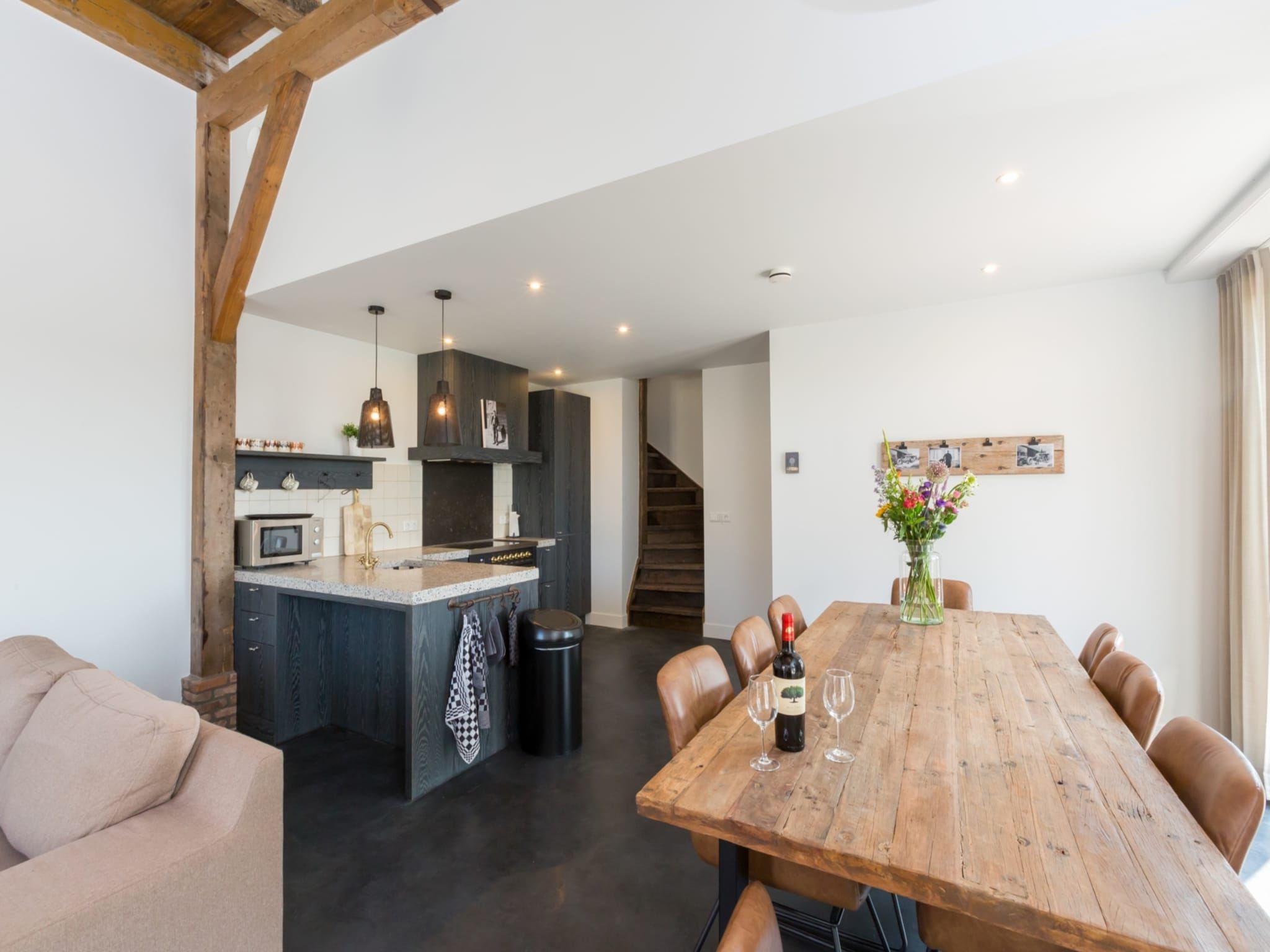 De eetkamer van Familiehuis - Lepelstraat 18AB  Vrouwenpolder in Vrouwenpolder