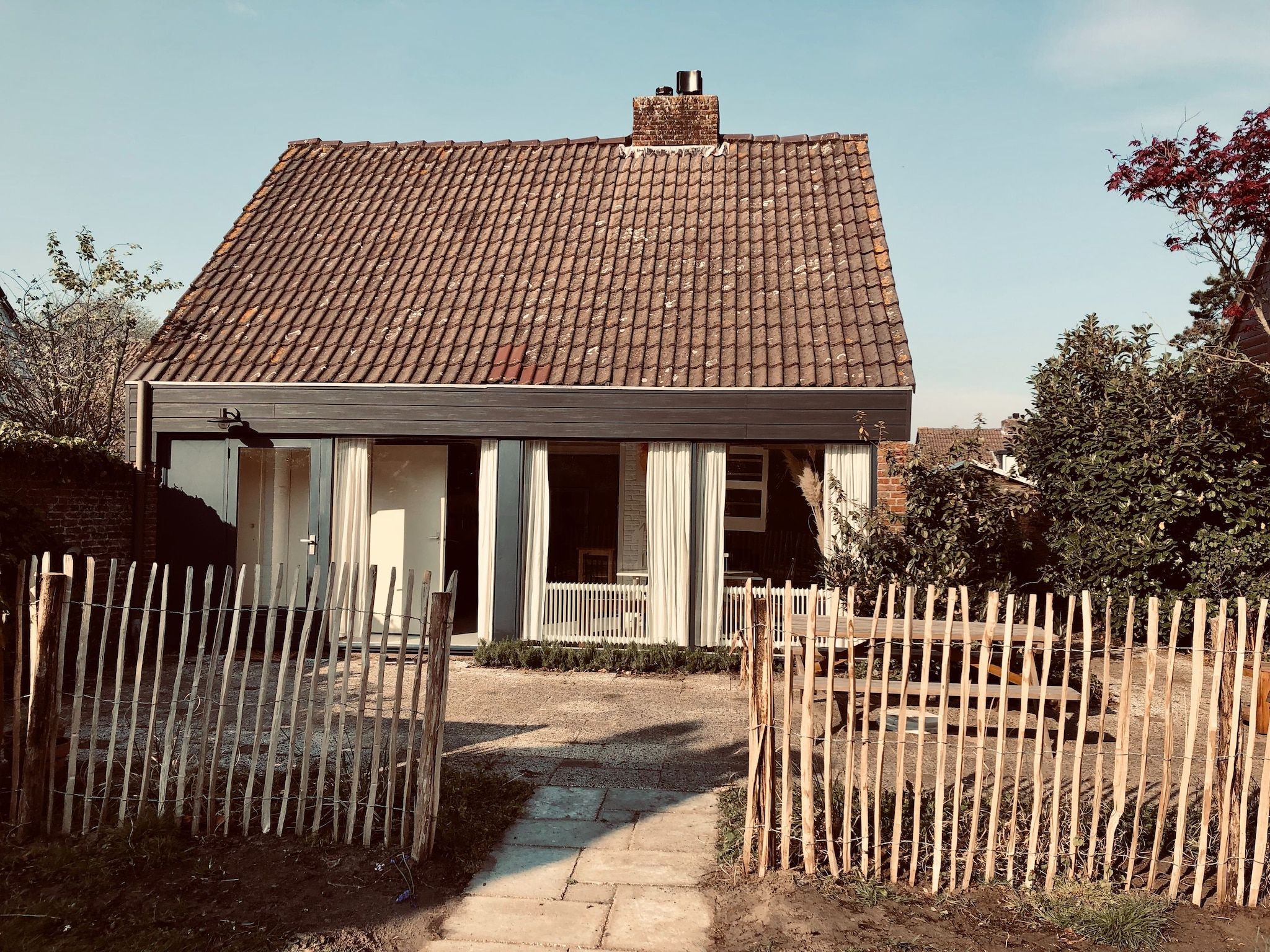 De buitenkant van June's Cabin in Noordwijkerhout