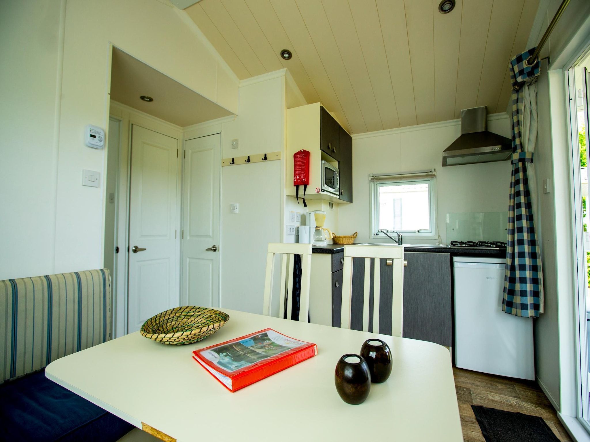 De woonkamer van Recreatiepark Duinhoeve 10 in Udenhout