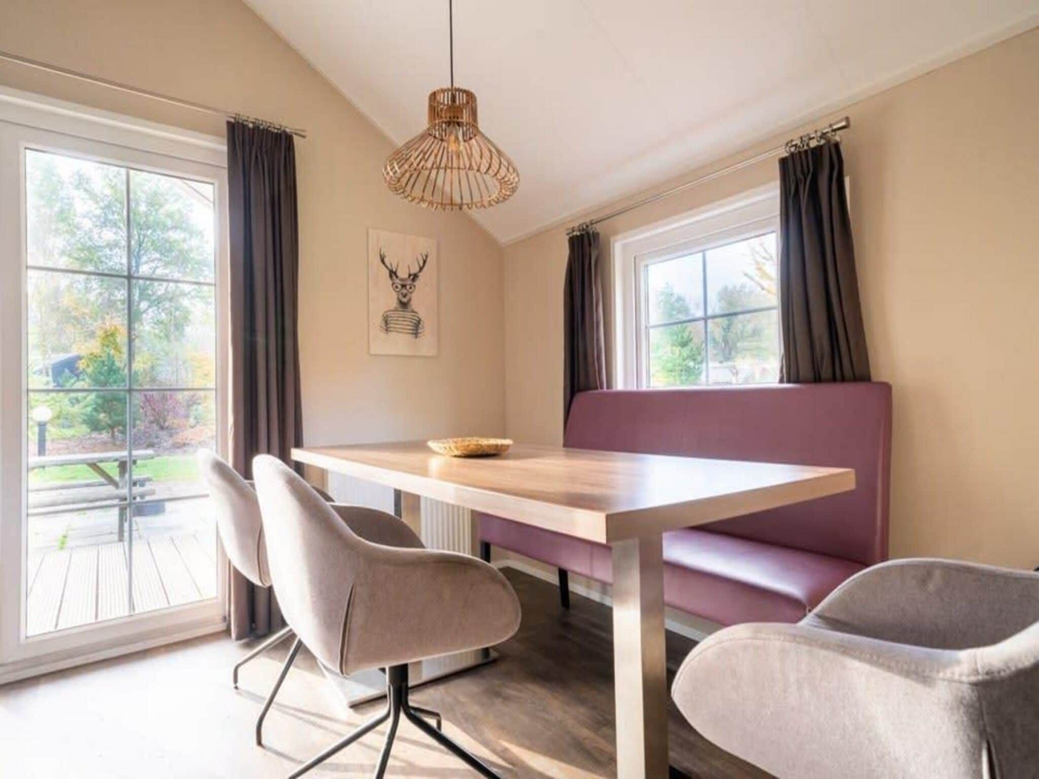 De eetkamer van Boslodge 6 in Otterlo