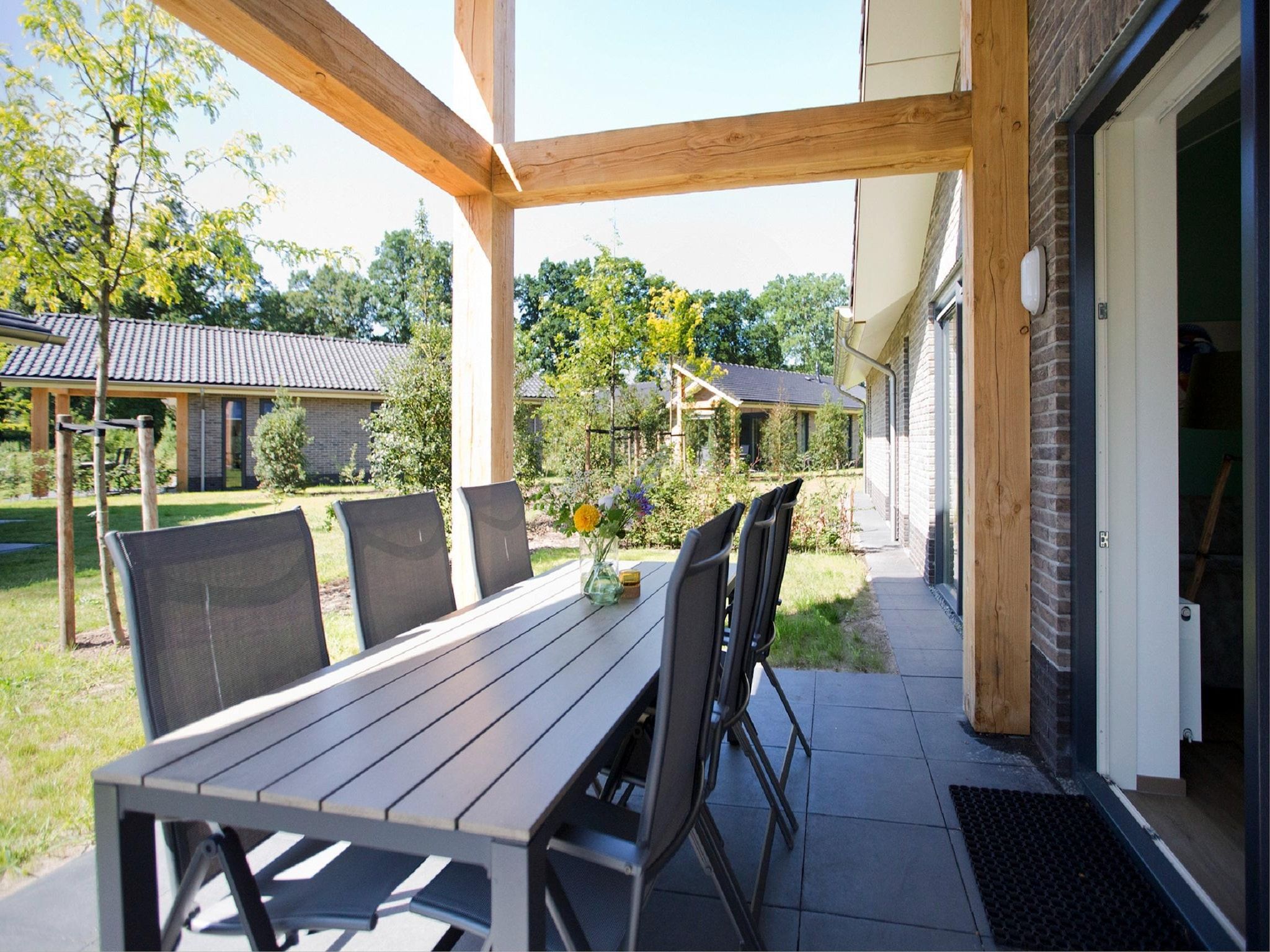 Het terras van Landgoed De IJsvogel 7 in Voorthuizen