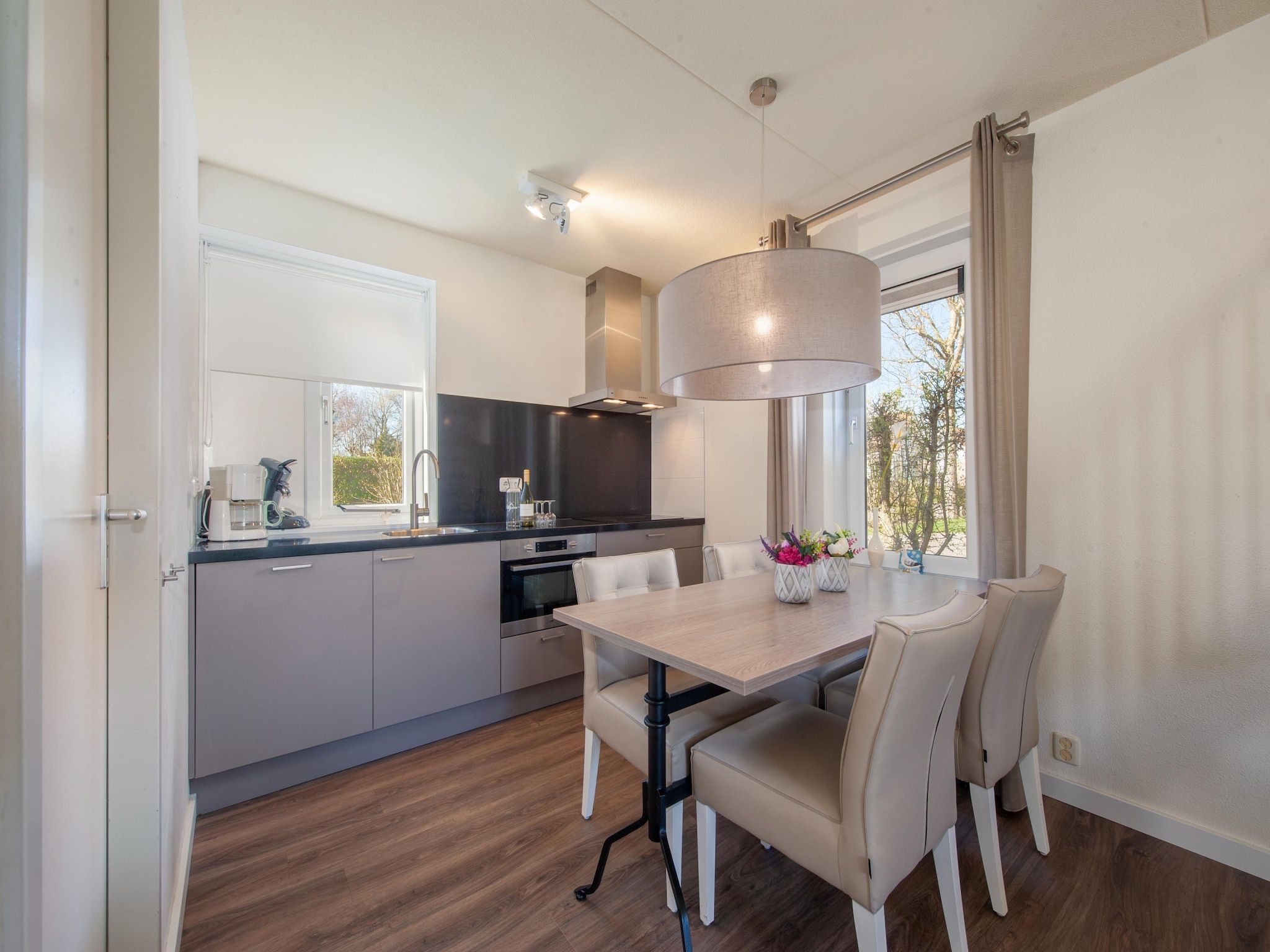 De keuken van Noordzee Résidence De Banjaard 12 in Kamperland