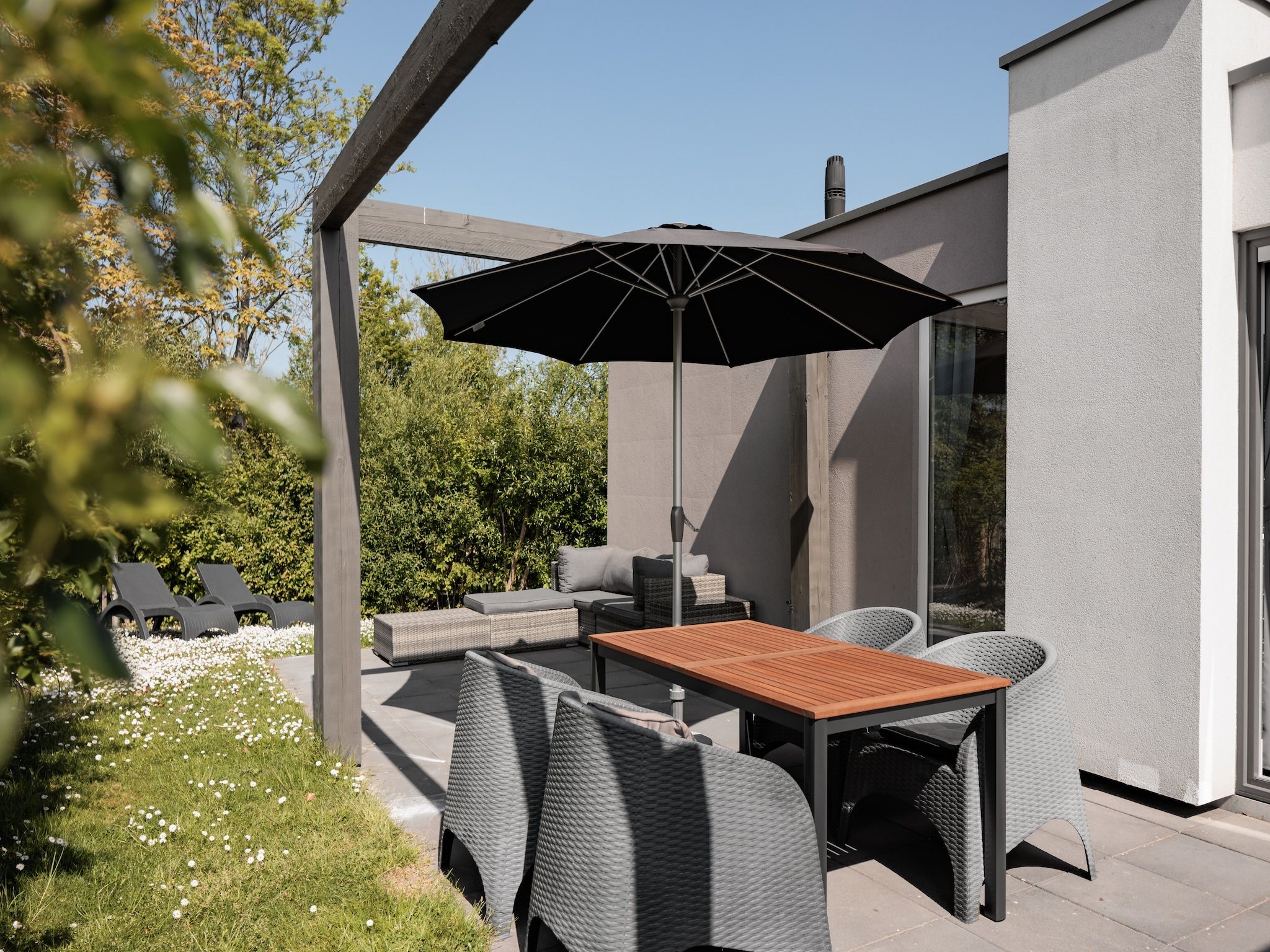 Het terras van Vakantiepark Zeebad 7 in Breskens