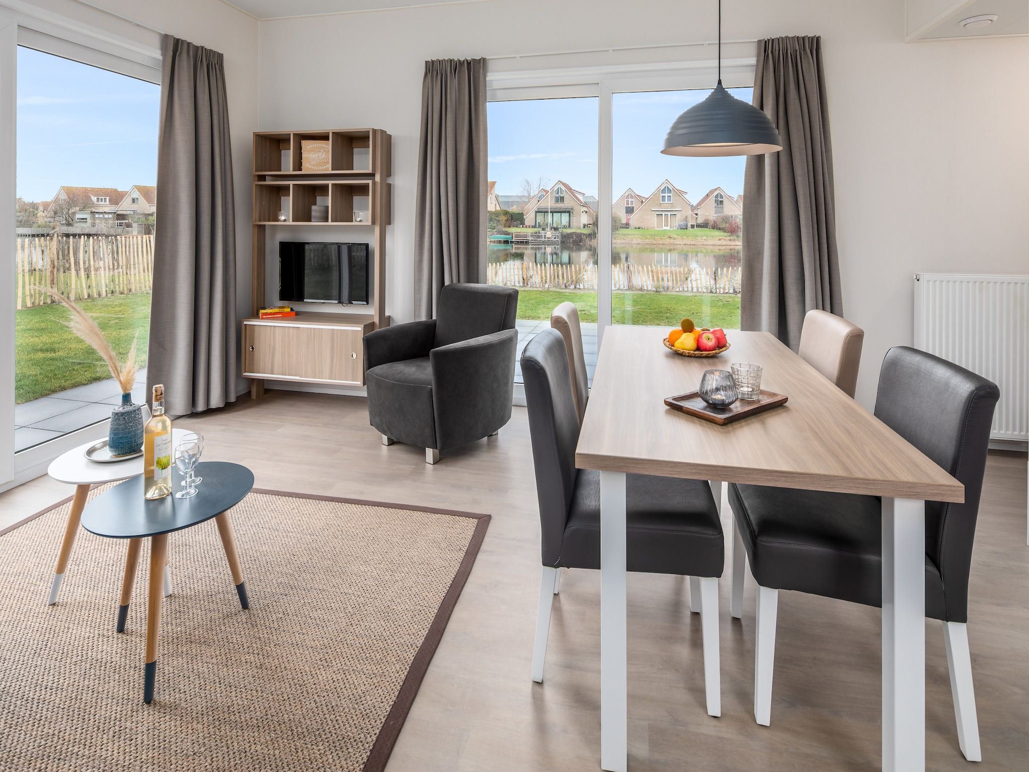 De eetkamer van Vakantiepark Zeebad 8 in Breskens