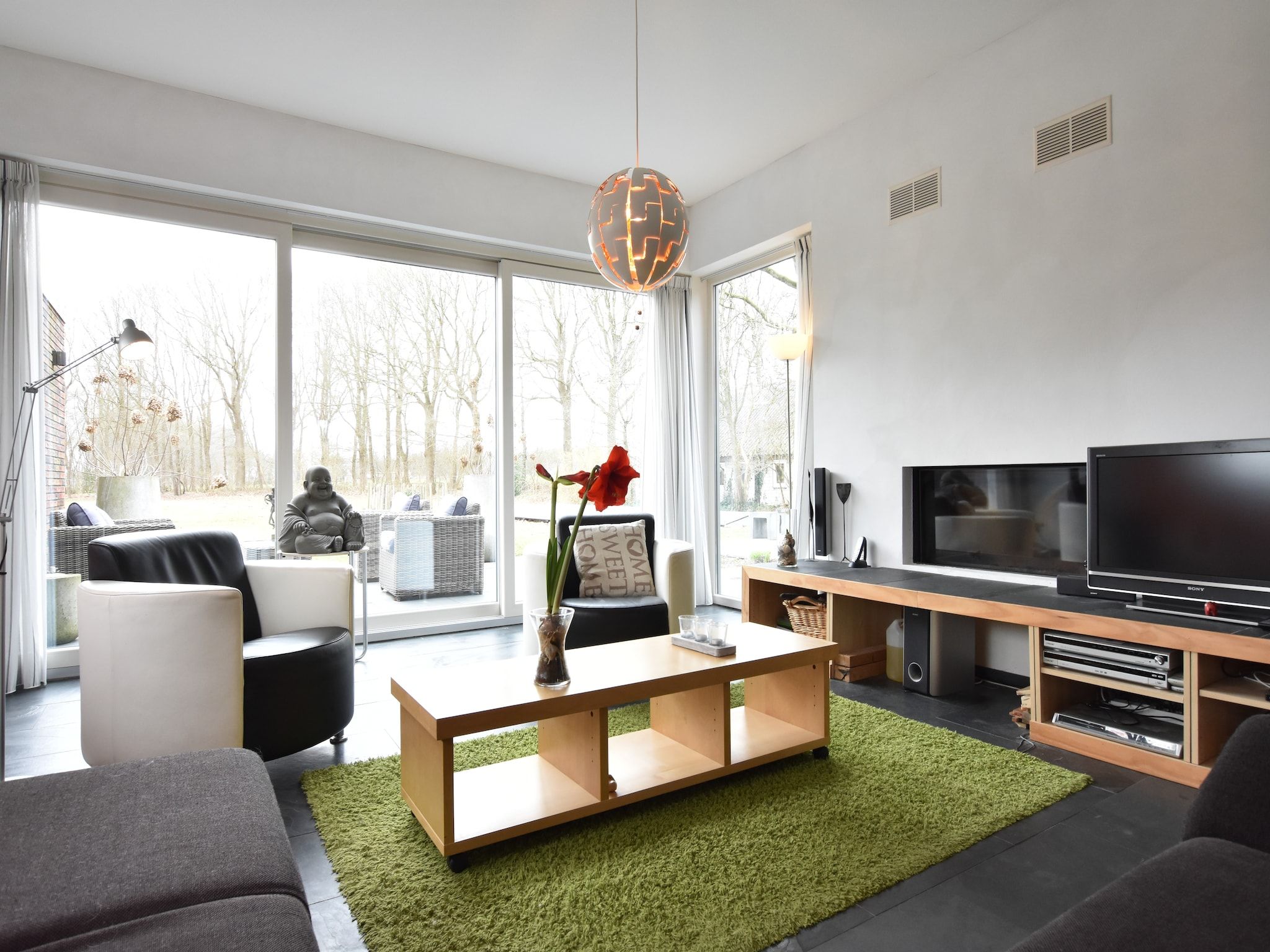 De woonkamer van Villa Luttenberg in Luttenberg