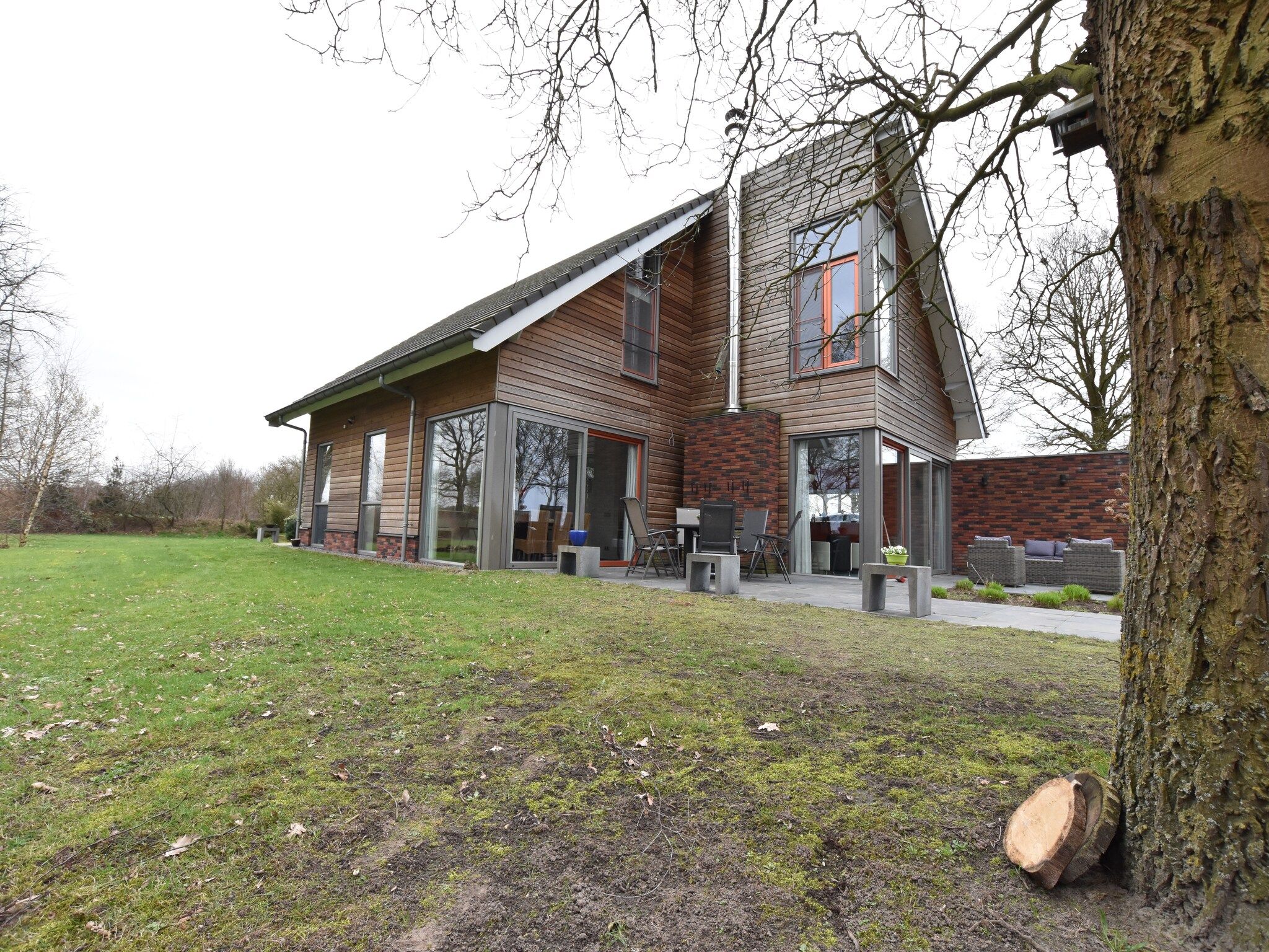 De buitenkant van Villa Luttenberg in Luttenberg