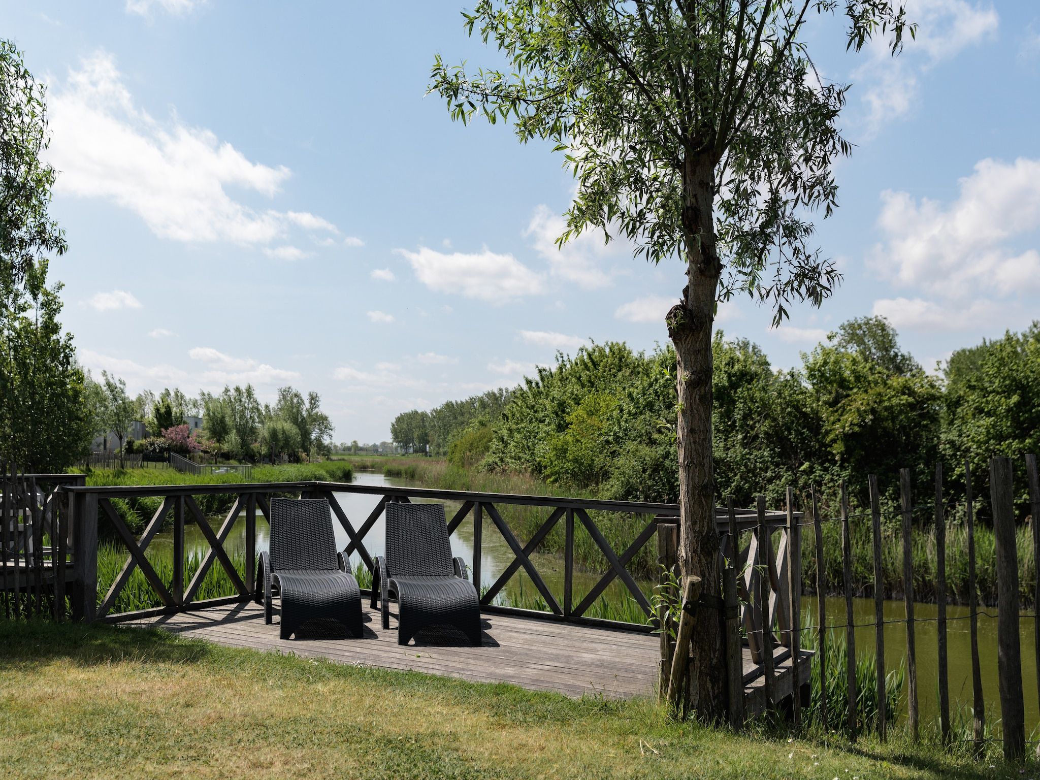 Het terras van Vakantiepark Zeebad 5 in Breskens