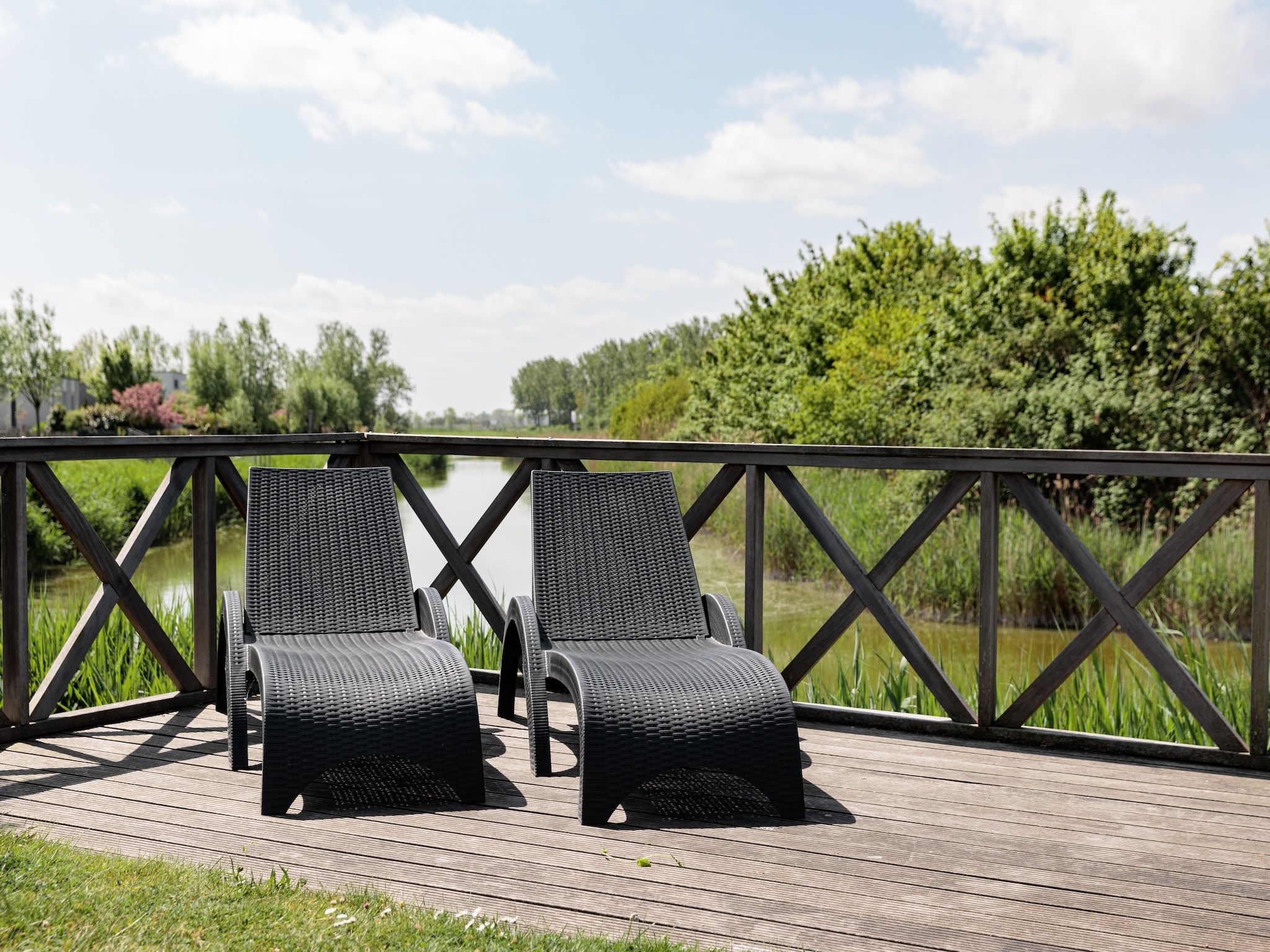 Het terras van Vakantiepark Zeebad 5 in Breskens