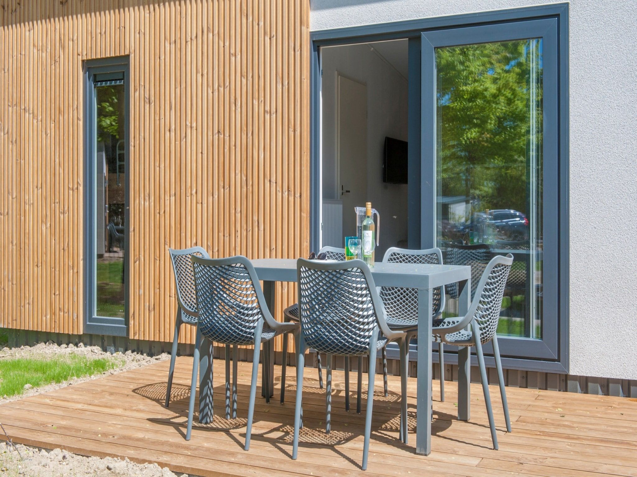 Het terras van Vakantiepark Hunzedal 9 in Borger