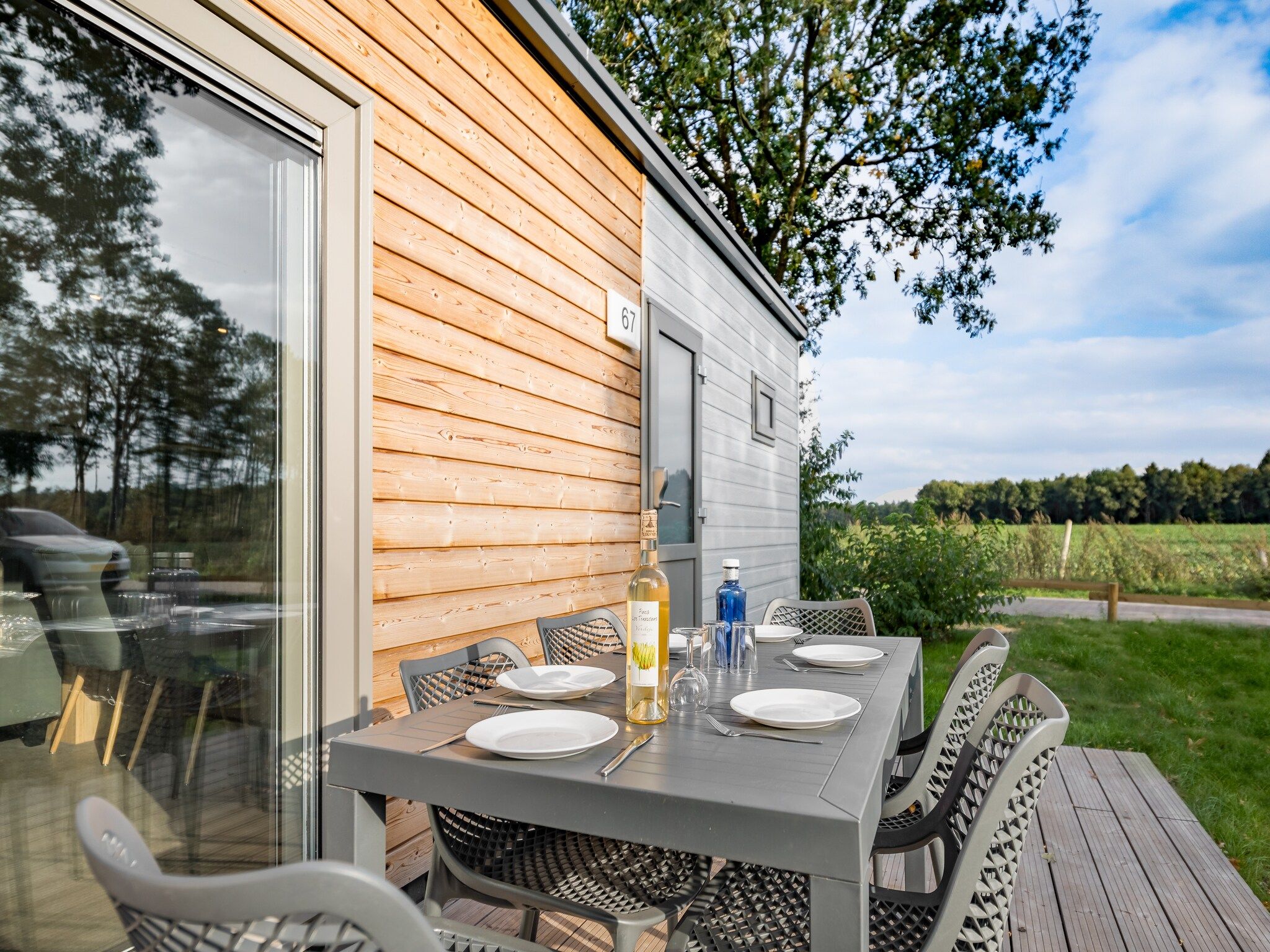 Het terras van Vakantiepark Hunzedal 9 in Borger