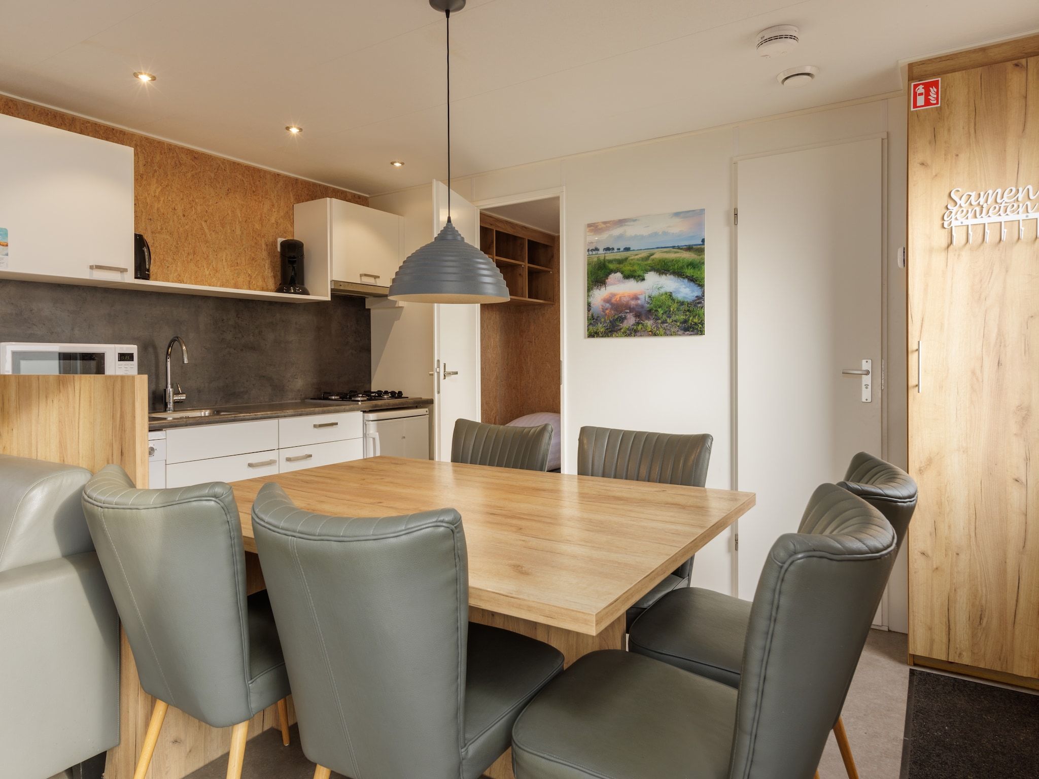 De eetkamer van Vakantiepark Hunzedal 9 in Borger