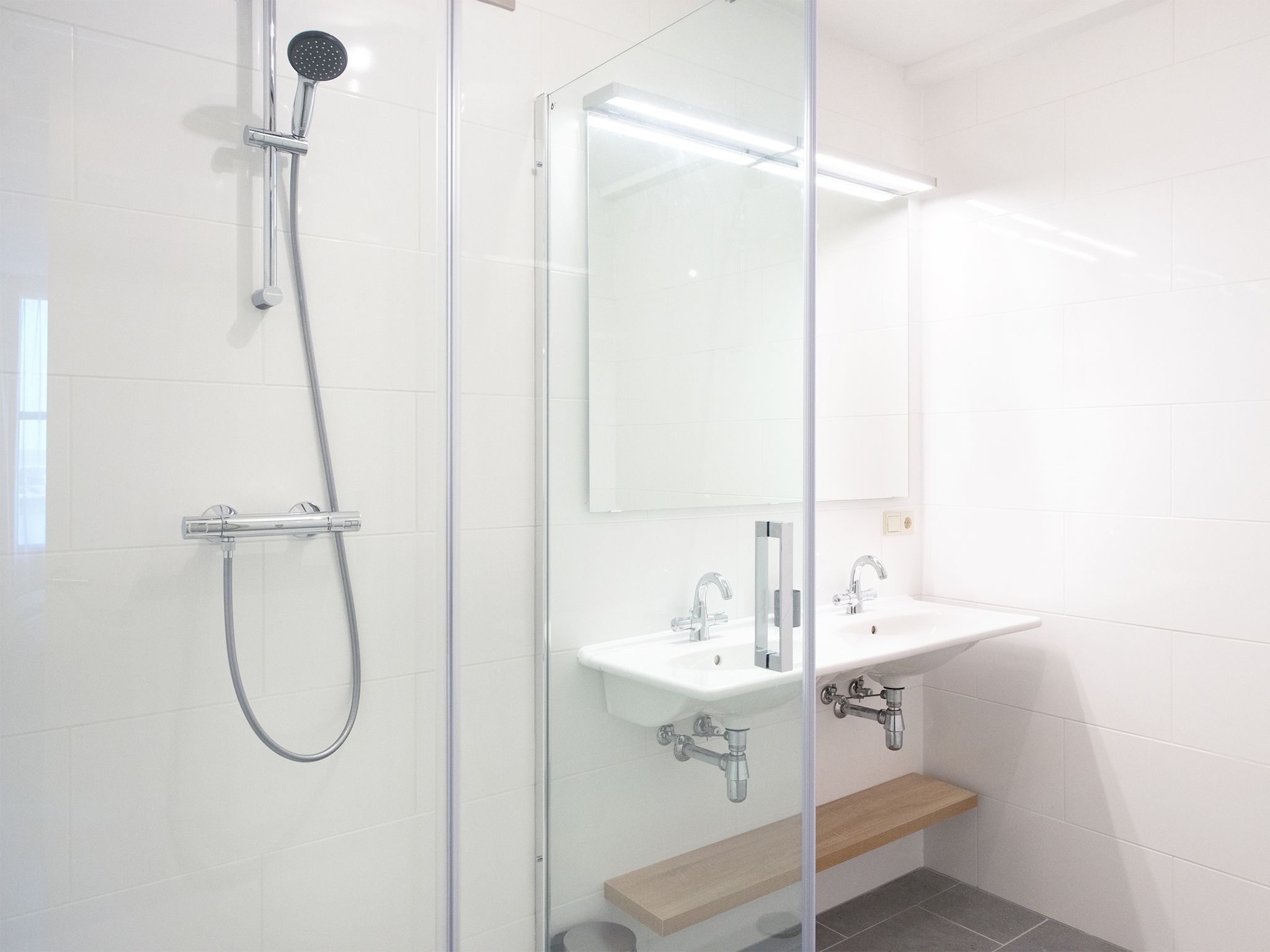 De badkamer van Scheveningen Harbour 66 in Scheveningen