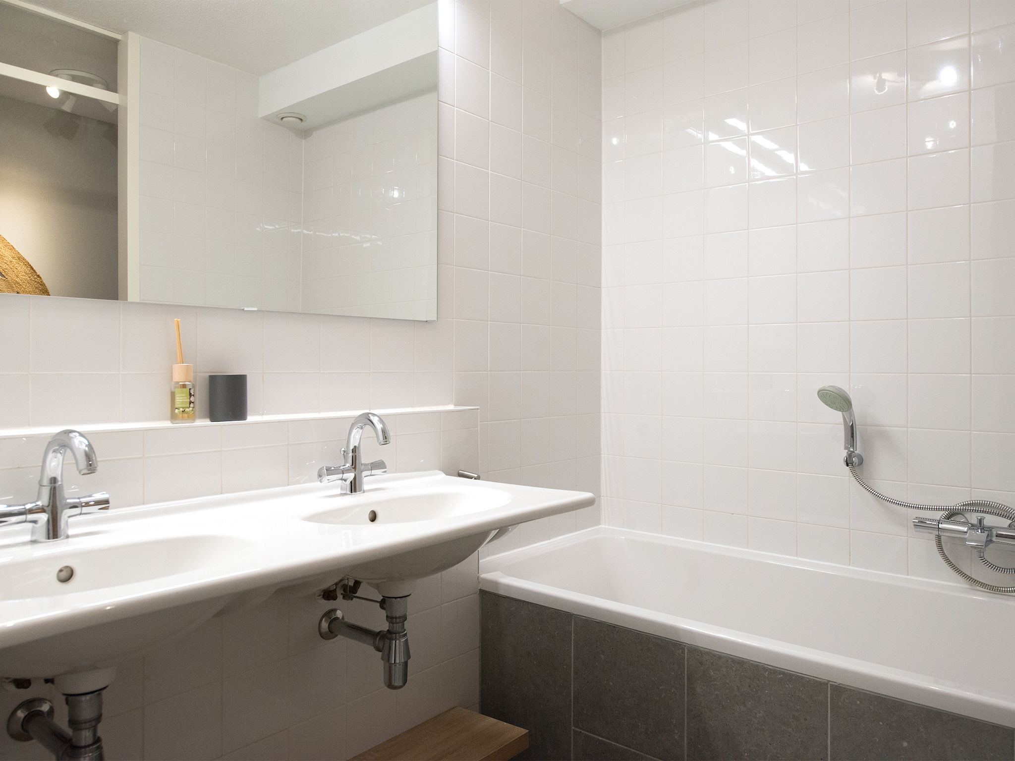 De badkamer van Scheveningen Harbour 66 in Scheveningen