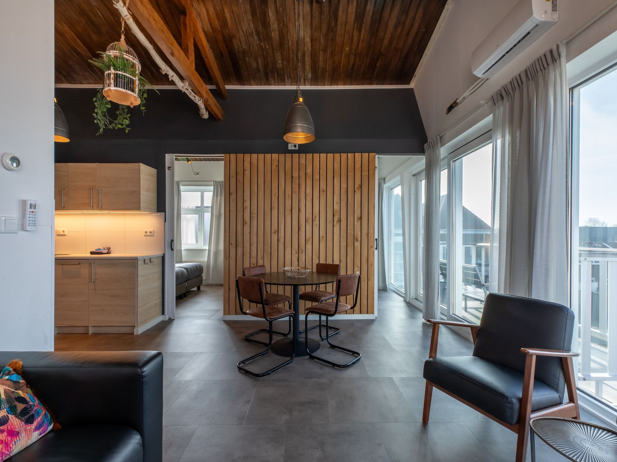 De eetkamer van Pleinzicht 6c in Koudekerke