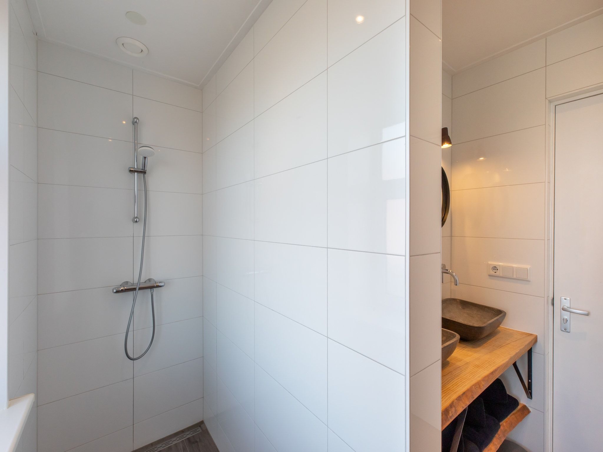 De badkamer van Pleinzicht 6c in Koudekerke