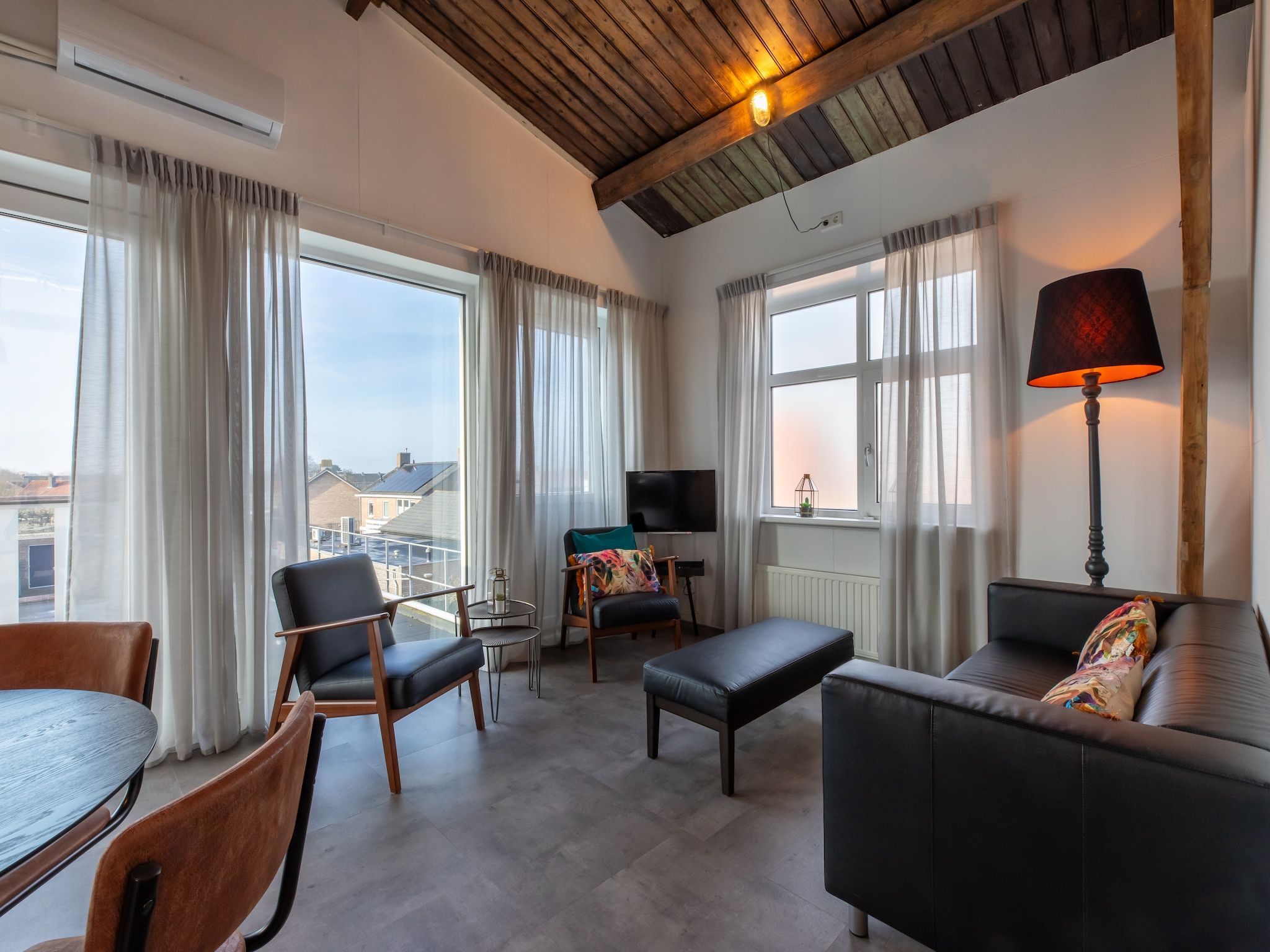 De woonkamer van Pleinzicht 6c in Koudekerke