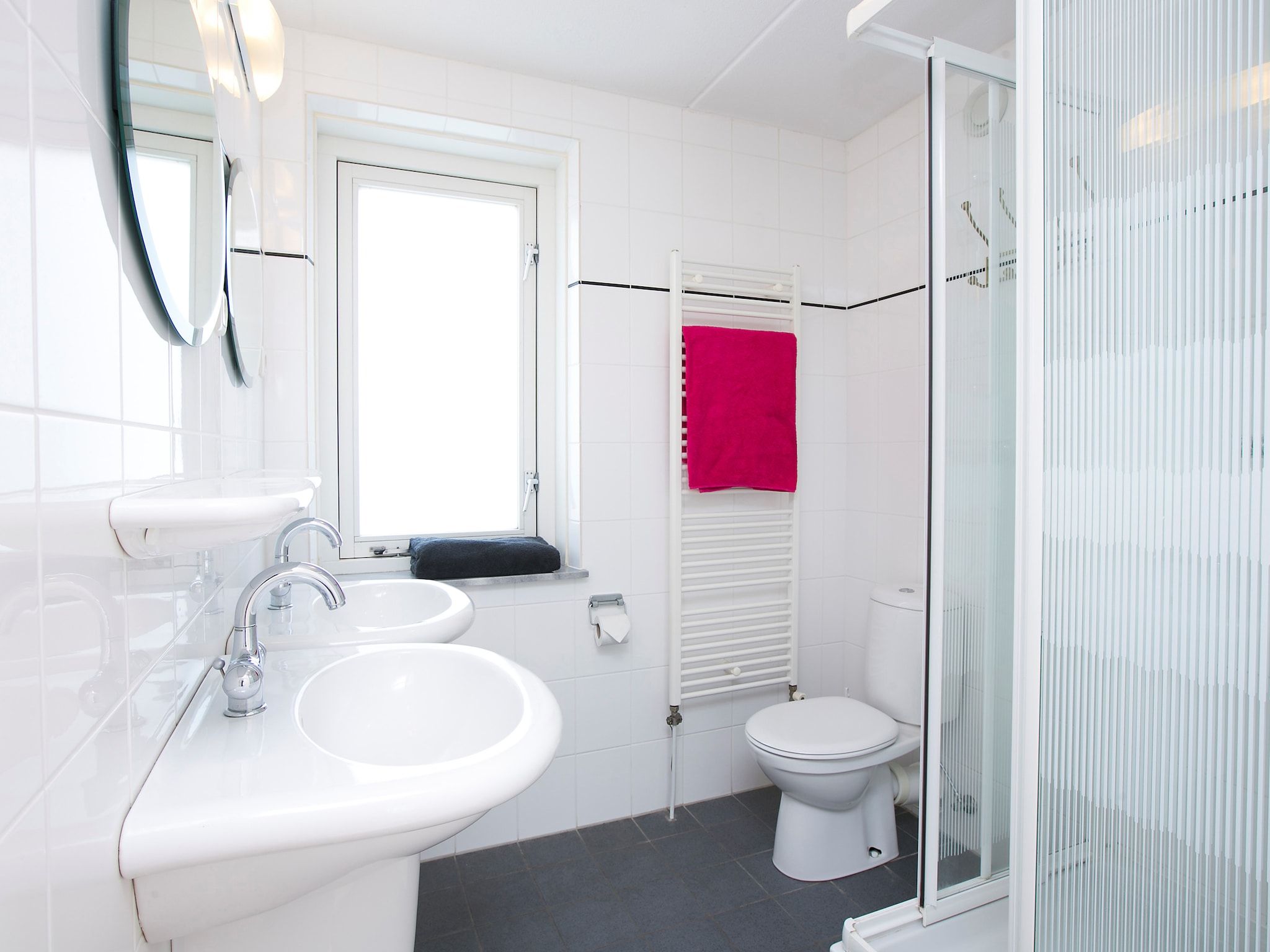 De badkamer van Cape Helius 3 in Hellevoetsluis