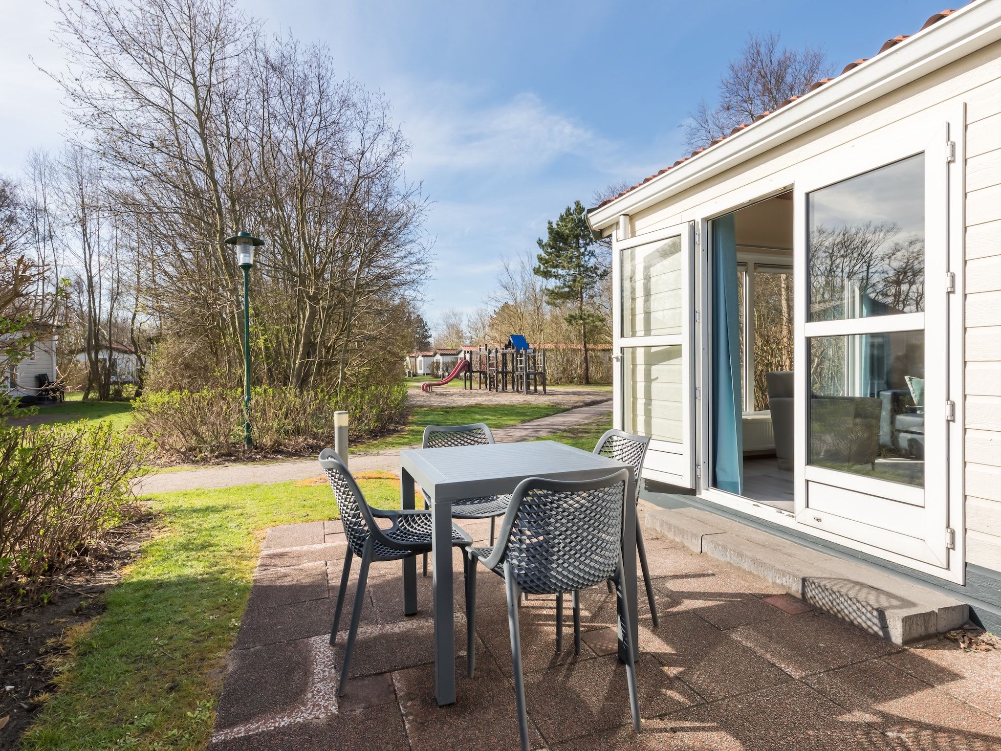 Het terras van Kustpark Texel 5 in De Koog