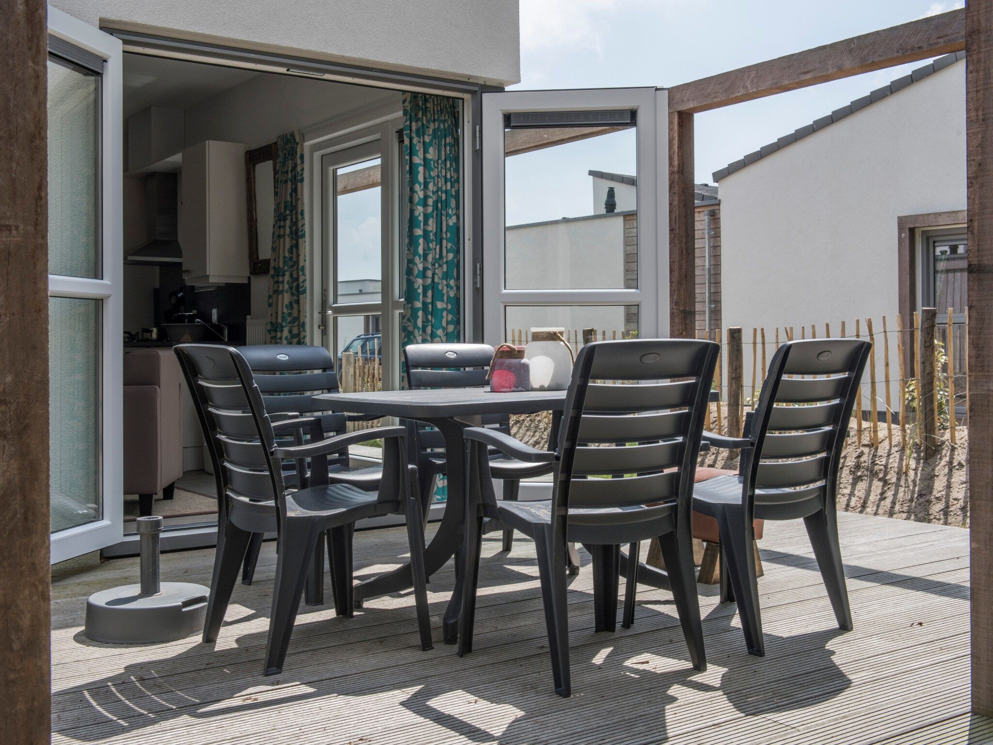 Het terras van Strandpark Duynhille 3 in Ouddorp