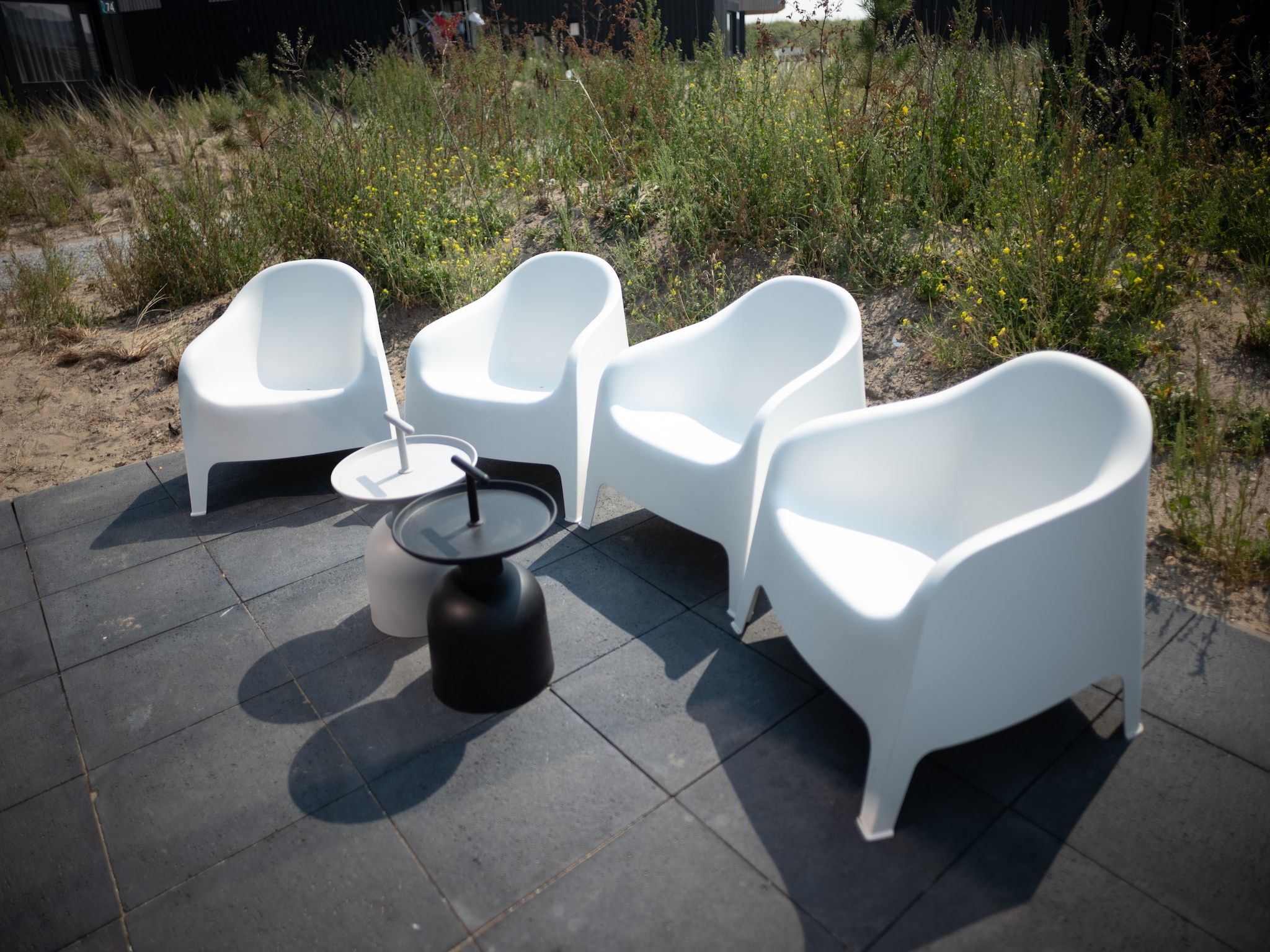 Het terras van Sea Lodges Zandvoort 1 in Zandvoort