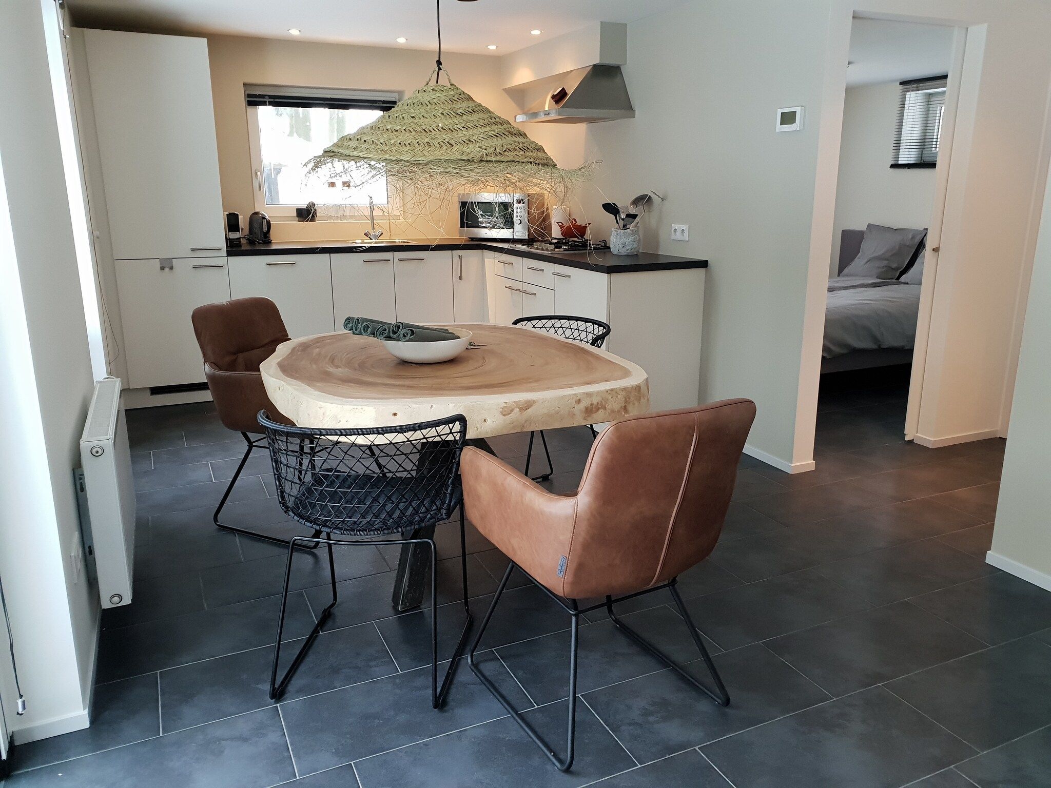 De eetkamer van Dorpswoning In het Bos in Leende