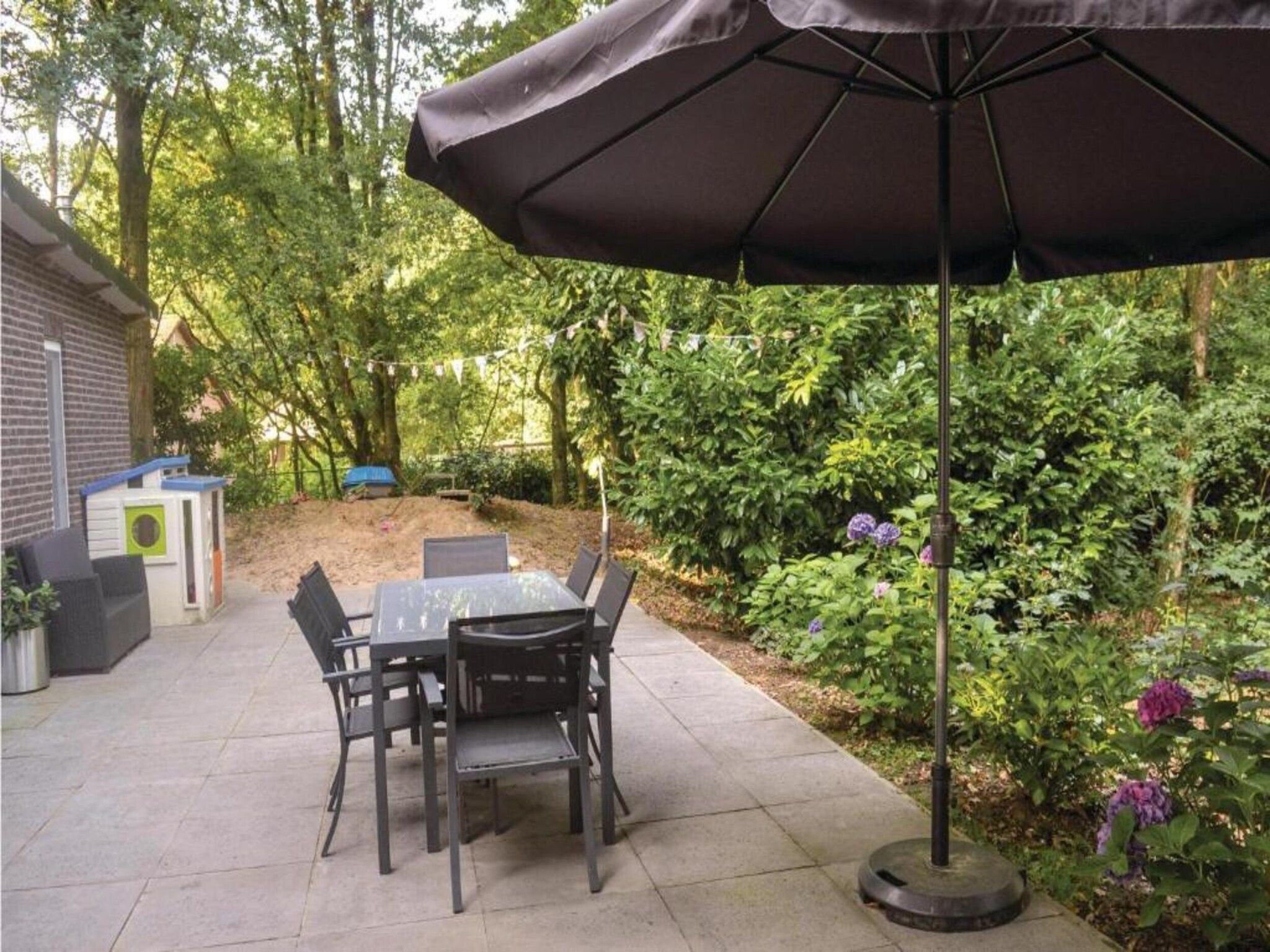 Het terras van Dorpswoning In het Bos in Leende