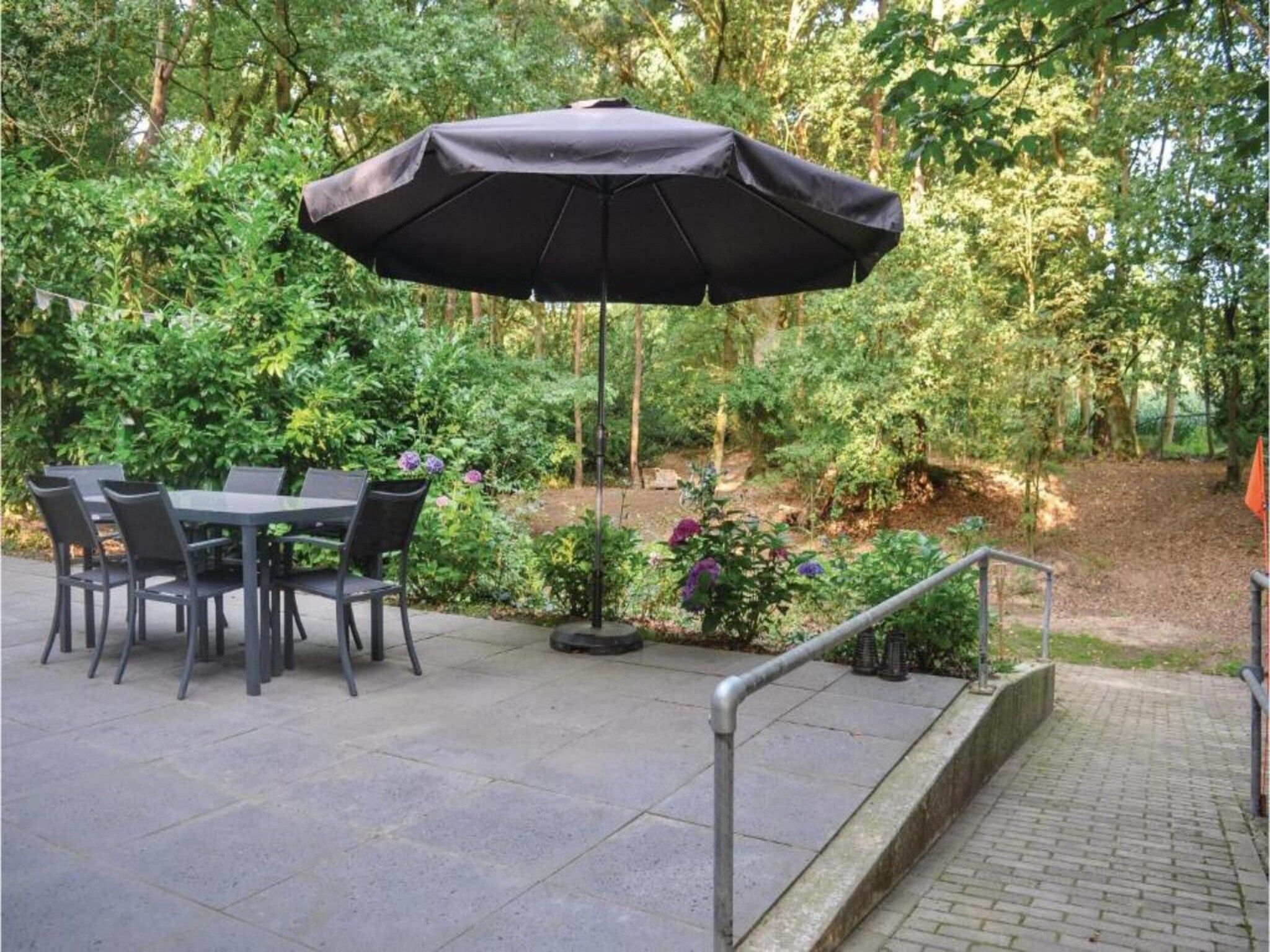 Het terras van Dorpswoning In het Bos in Leende