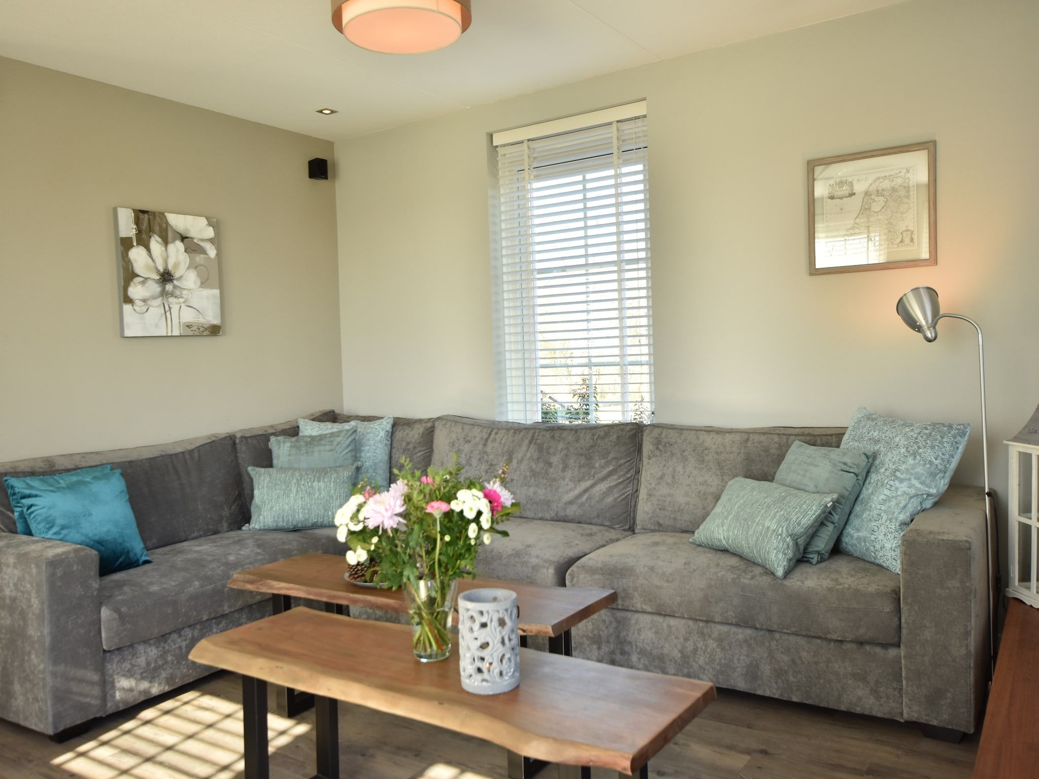 De woonkamer van Scoreldame XL in Schoorldam