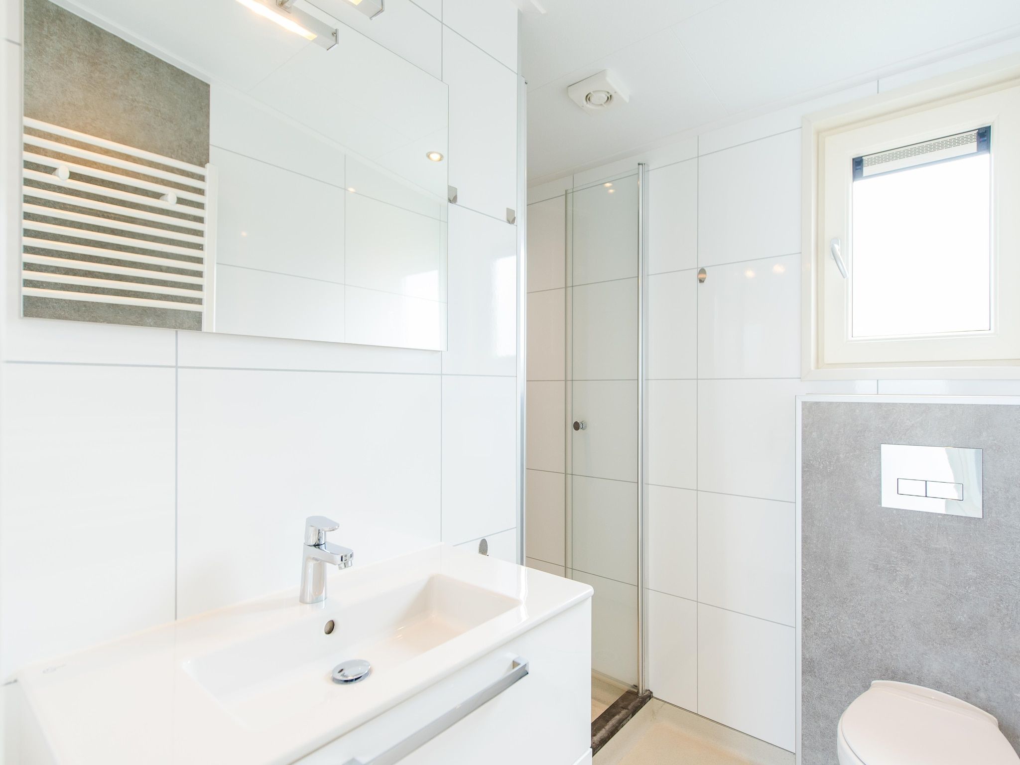 De badkamer van Vakantiepark Boomhiemke 12 in Hollum