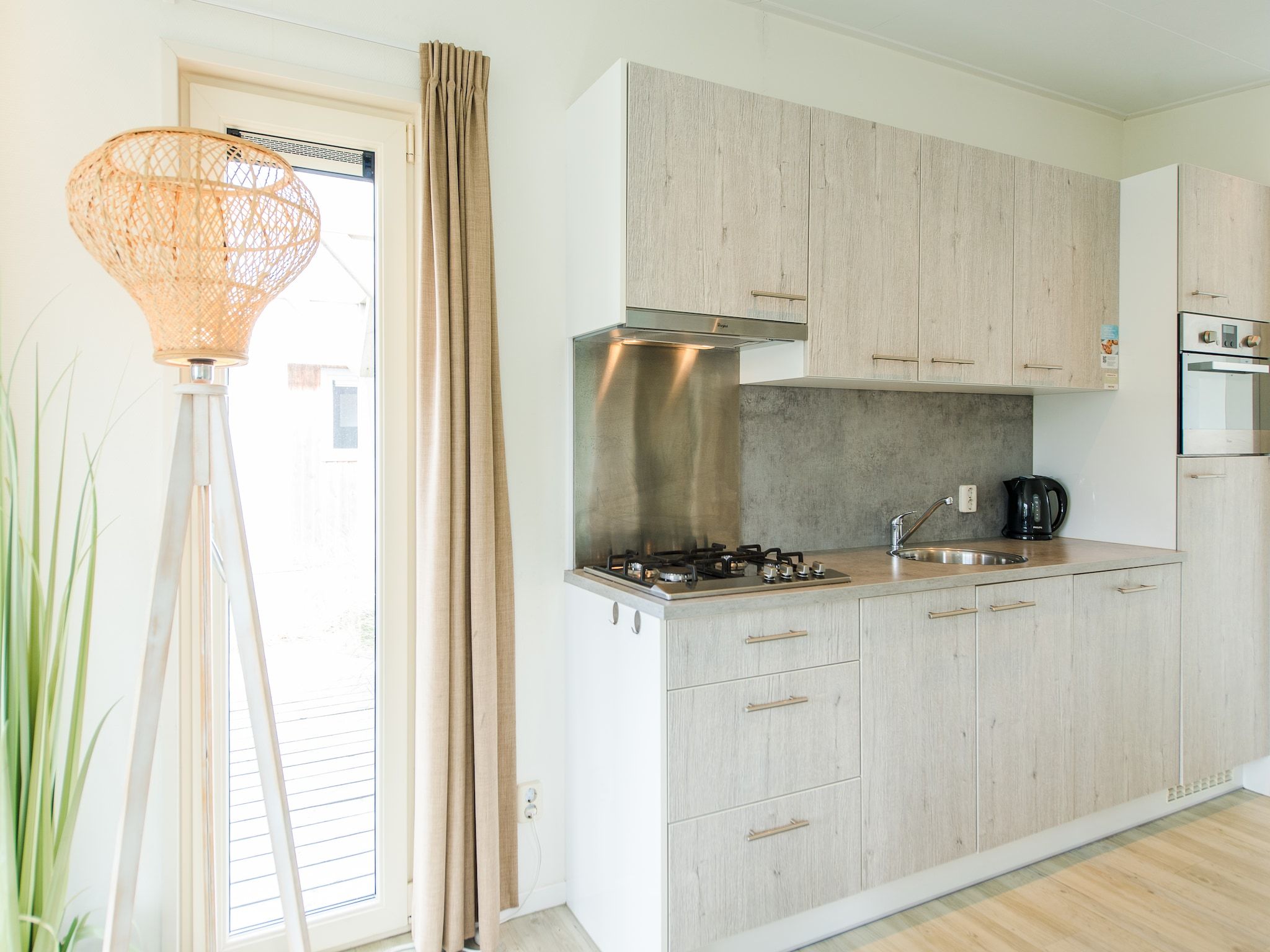 De keuken van Vakantiepark Boomhiemke 12 in Hollum