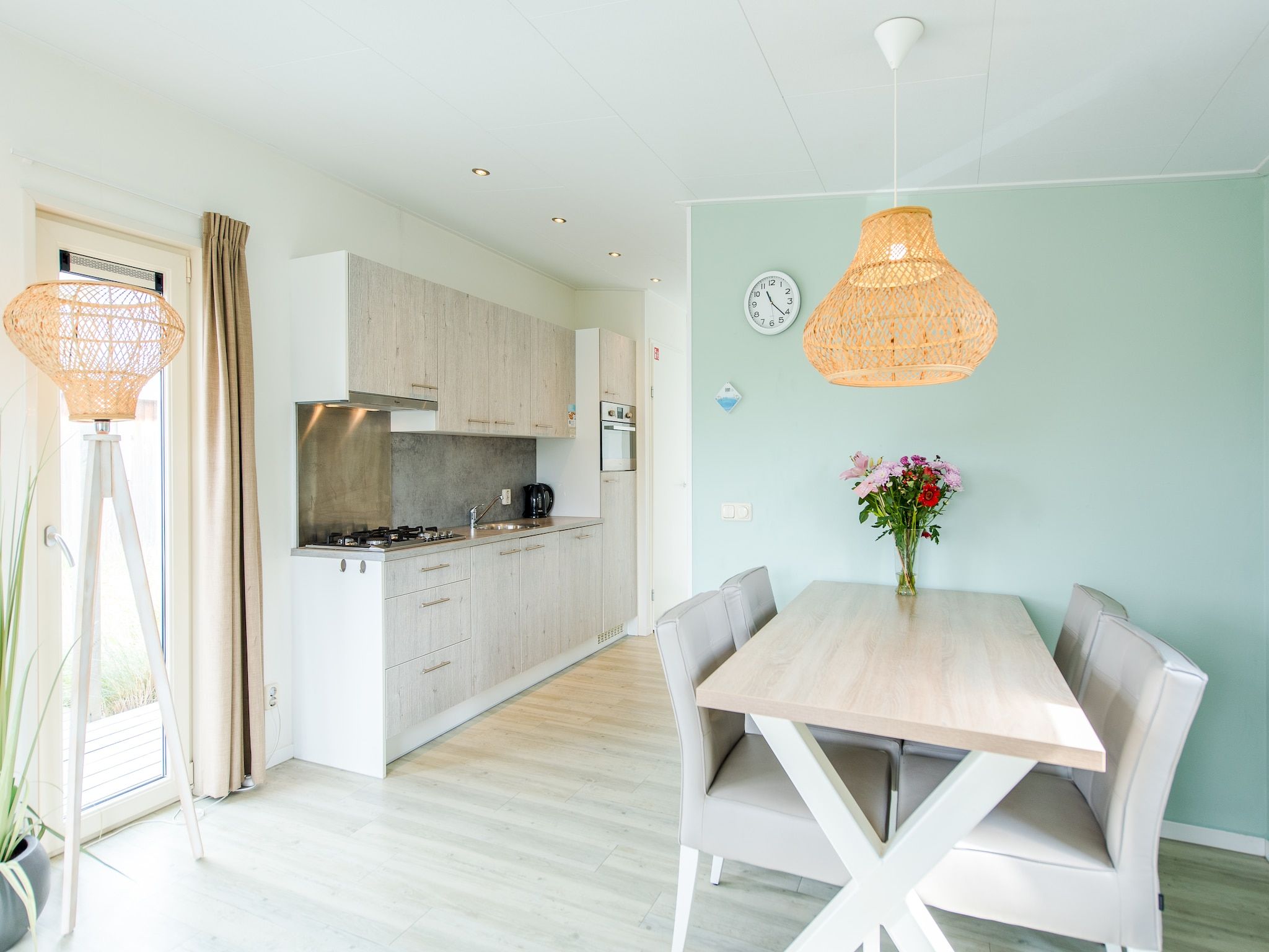 De eetkamer van Vakantiepark Boomhiemke 12 in Hollum